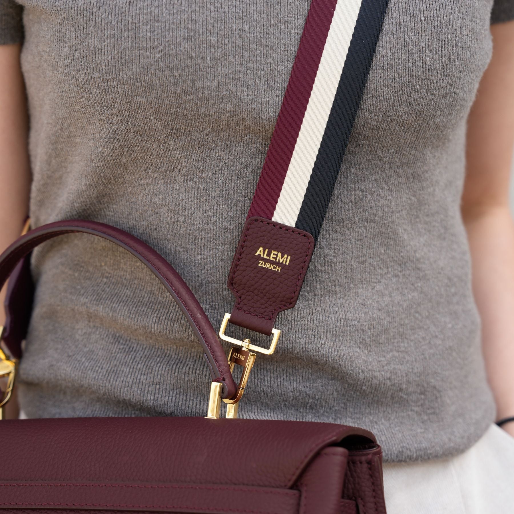 ALEMI Zurich | ADJUSTABLE STRAP | Accessoires | Maroon Red| Soft Grain Leather | On Person