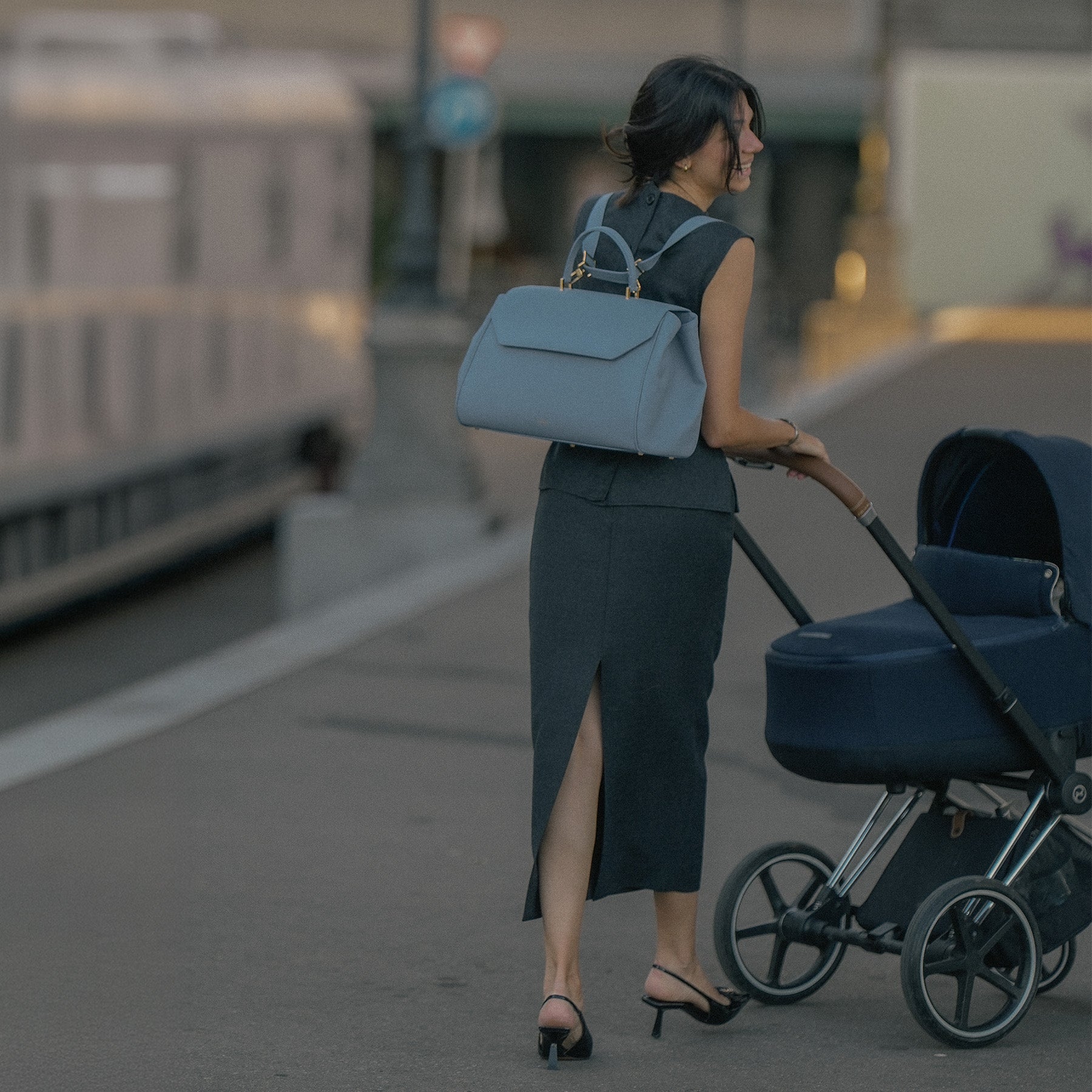 ALEMI Zurich | BELLEVUE | Laptop Bag | Ice Blue | Softgrain Leather | Backpack on Person