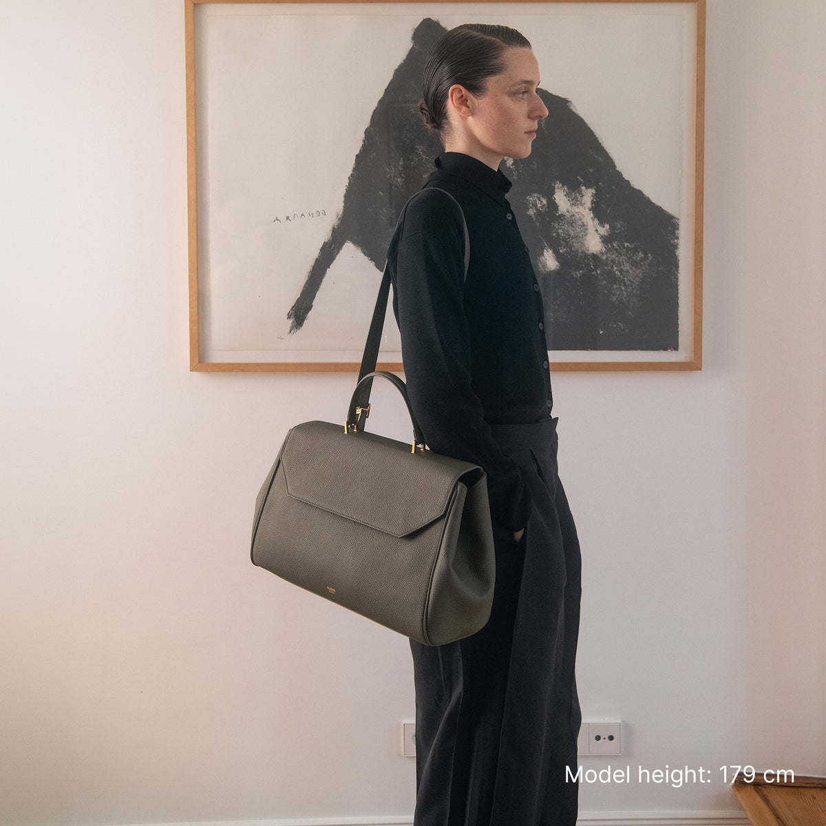 ALEMI Zurich | BELLEVUE | Laptop Bag | Olive Green | Soft Grain Leather | Bag on model