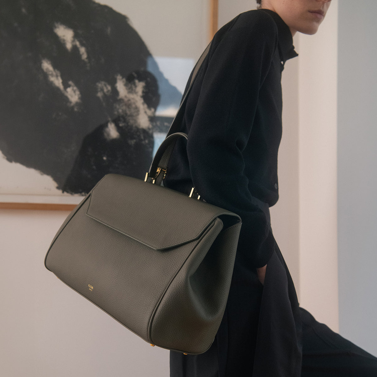 ALEMI Zurich | BELLEVUE | Laptop Bag | Olive Green | Soft Grain Leather | Bag on shoulder