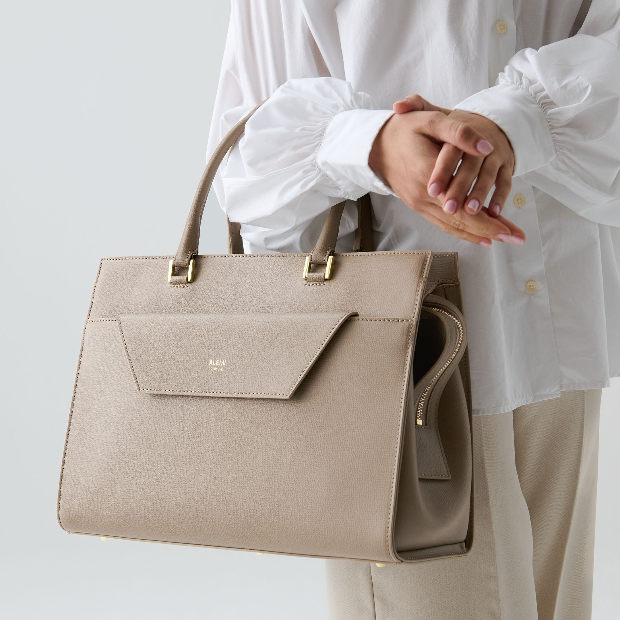 バッグ Alri CENTRAL in Greige - Elegant Business Bag 14” Laptop | ALEMI Zurich