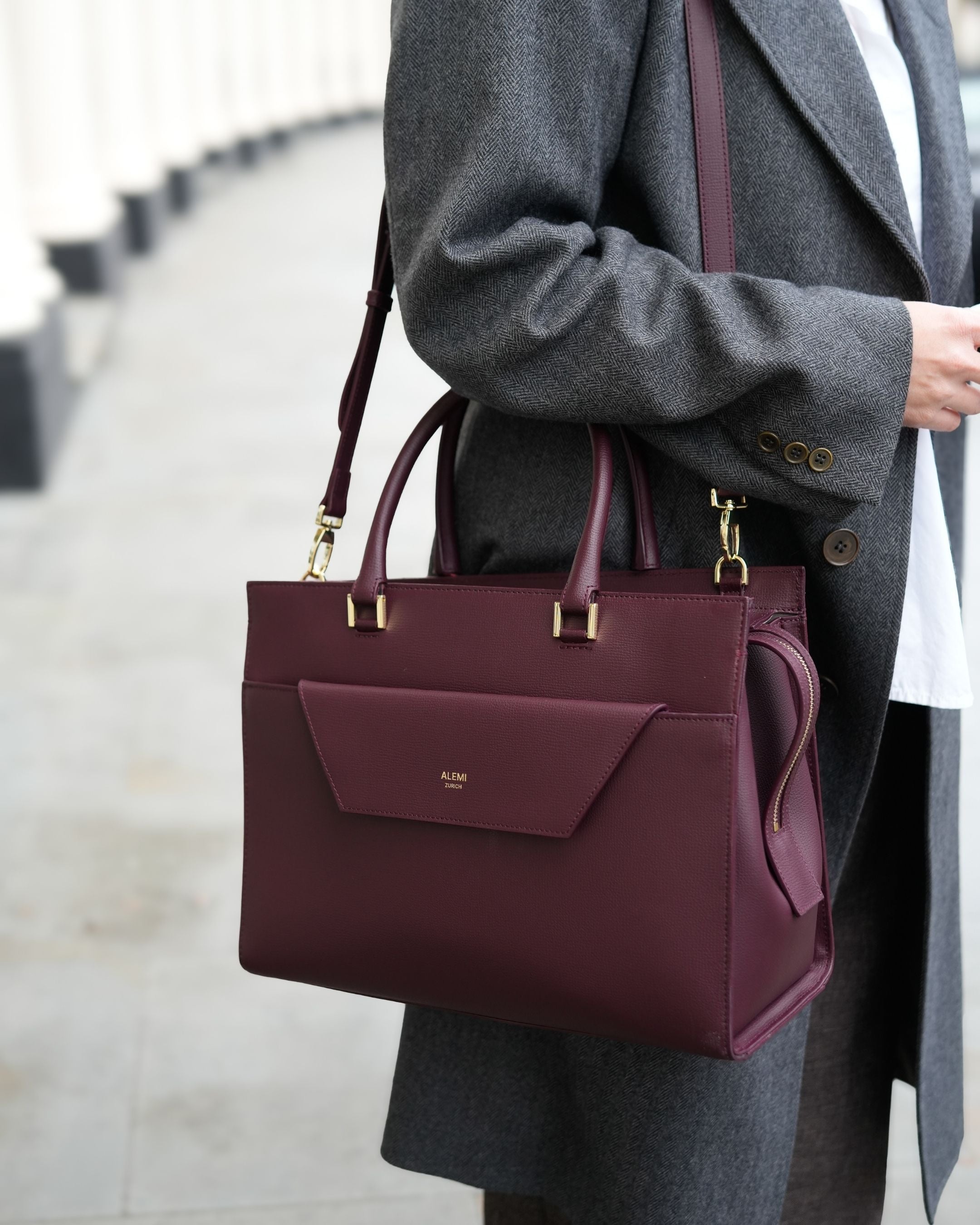 ALEMI Zurich | CENTRAL | Laptop Bag | Maroon Red | Pebbled Leather | Bag crossbody