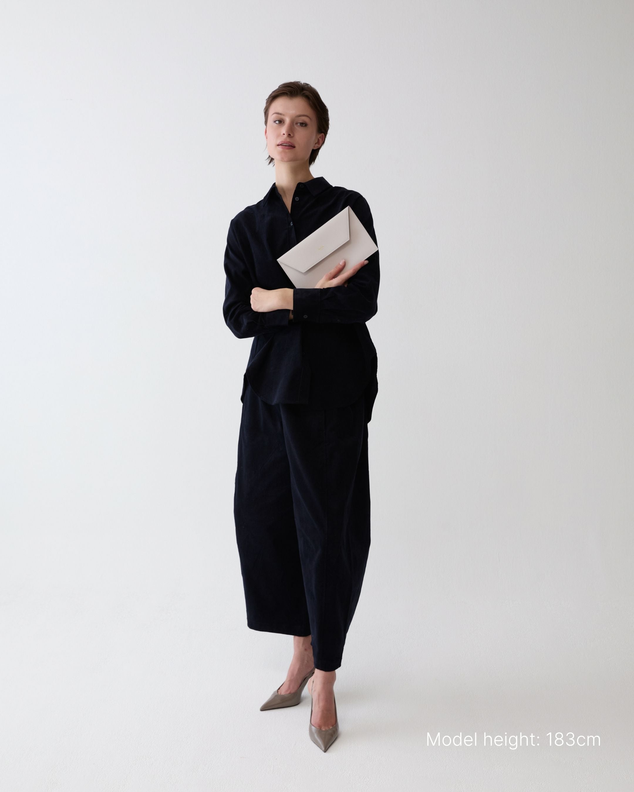 ALEMI Zurich | CLUTCH | Small Bag | Cloud Dancer | Pebbled Leather | Bag on model