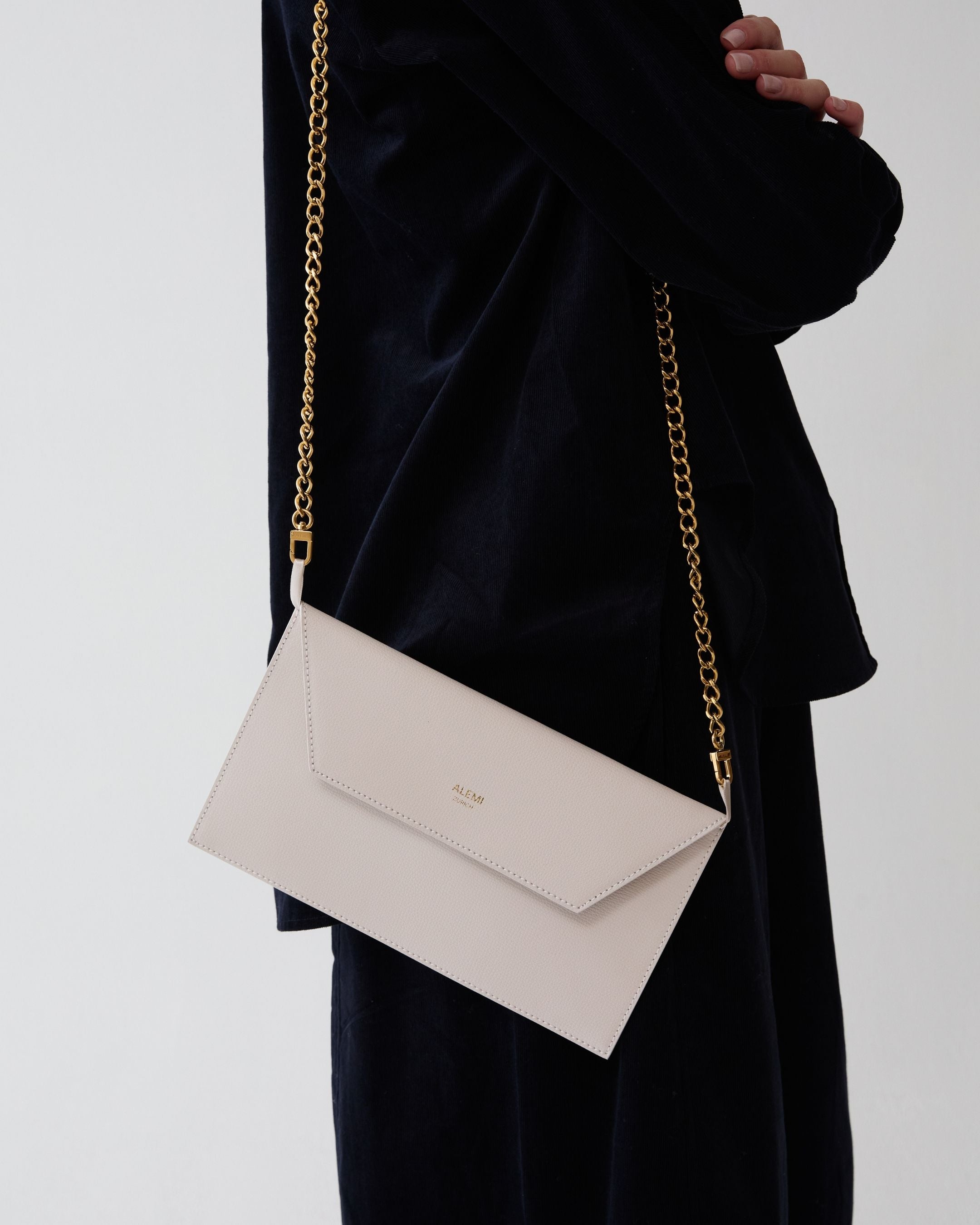 ALEMI Zurich | CLUTCH | Small Bag | Cloud Dancer | Pebbled Leather | Bag on metal chain