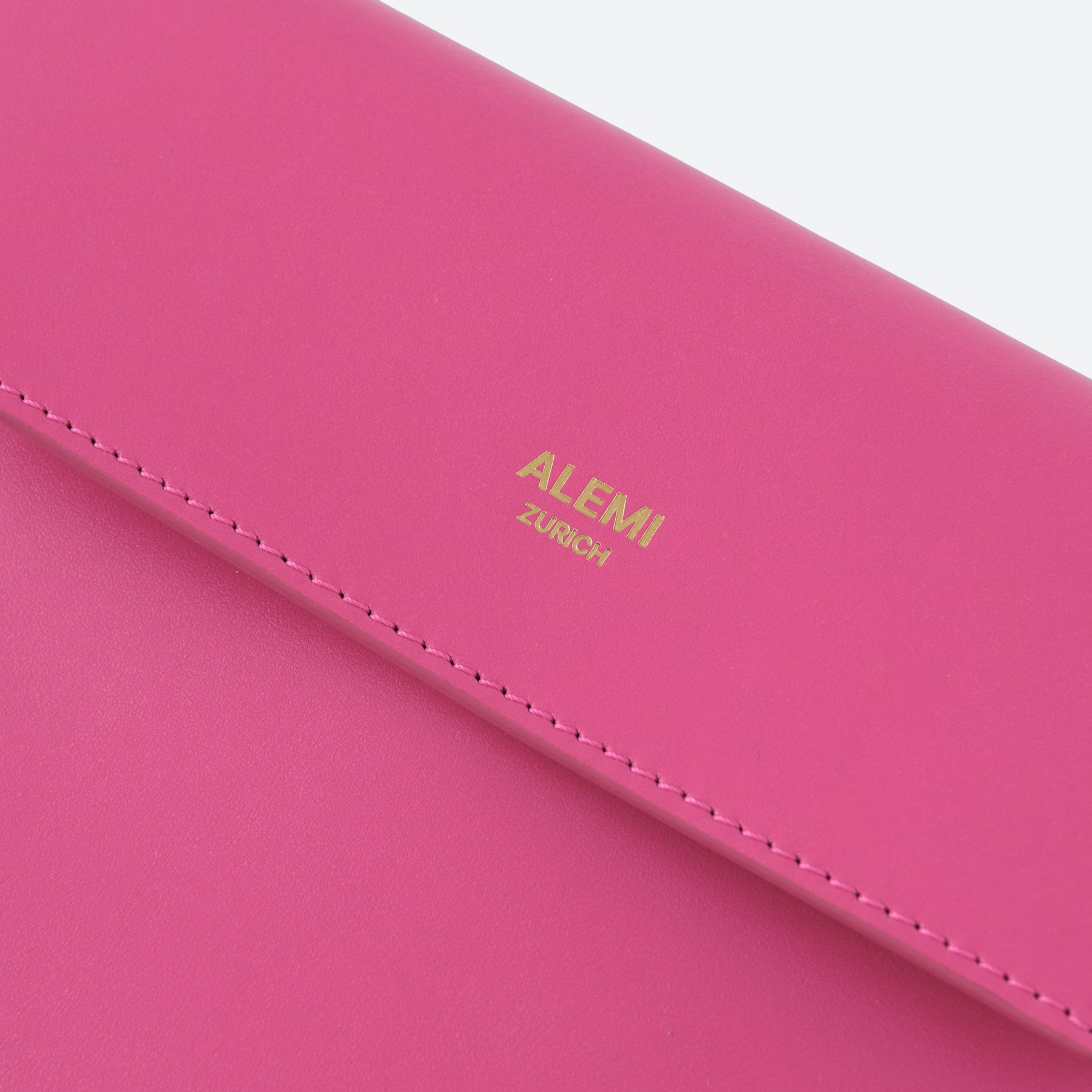 ALEMI Zurich | CLUTCH | Small Bag | Fuchsia | Smooth Leather | Bag front detail