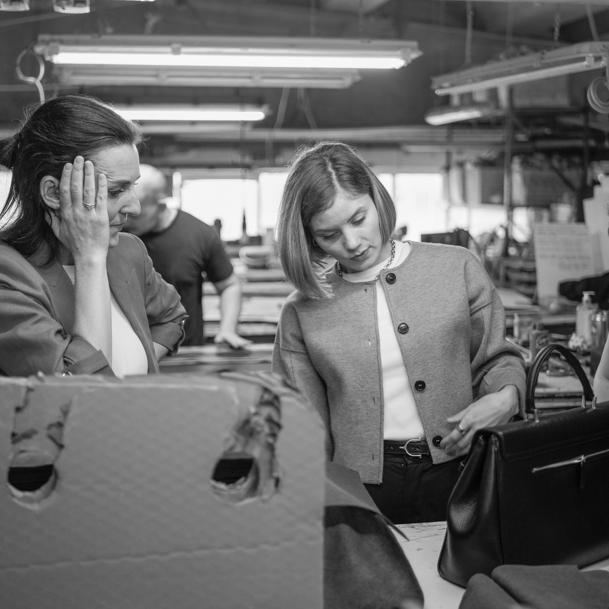 ALEMI co-founder Christina during the development of the BELLEVUE bag at the family-run manufactory in Italy