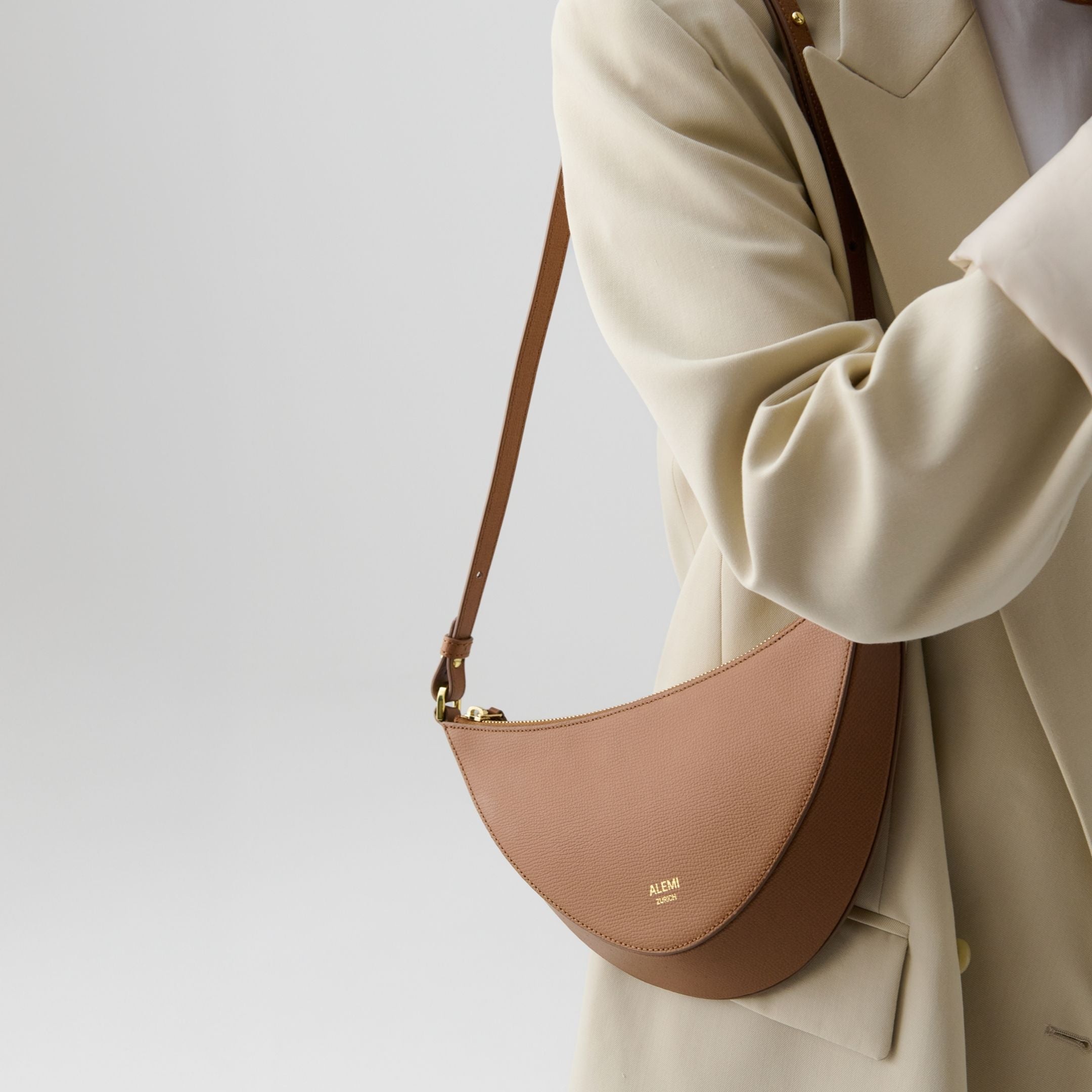 HELVETIA in Cognac - Compact Everyday Bag | ALEMI Zurich
