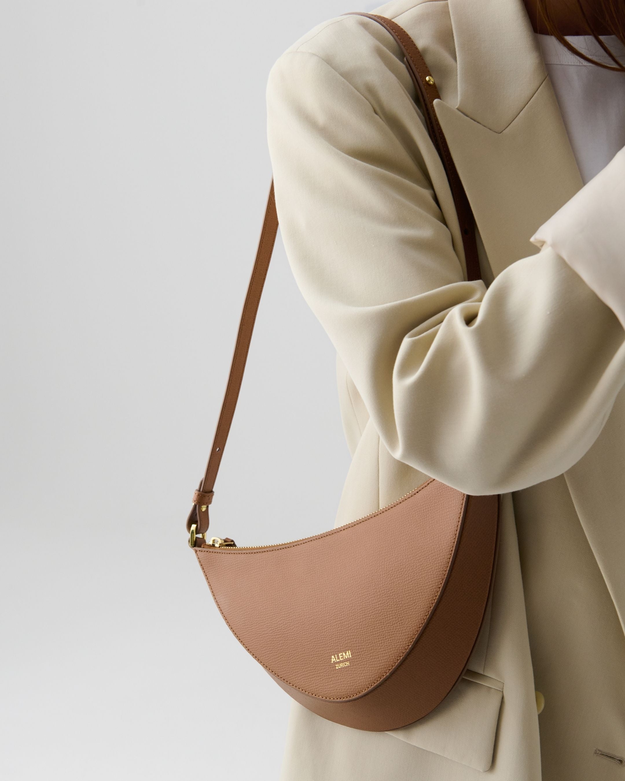 ALEMI Zurich | HELVETIA | Small Bag | Cognac | Pebbled Leather | Model carrying bag on shoulder close up