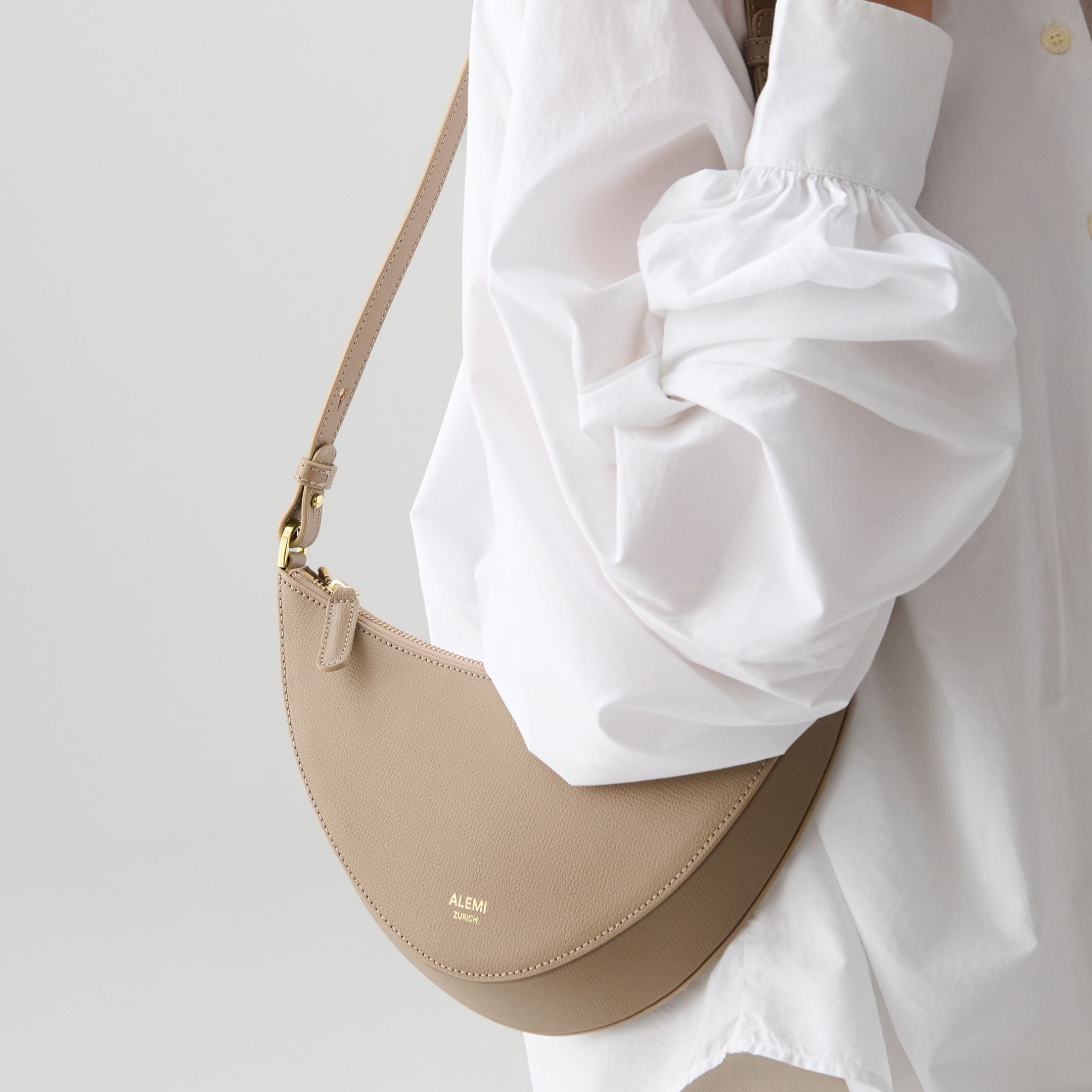 HELVETIA in Greige – Compact Everyday Bag | ALEMI Zurich