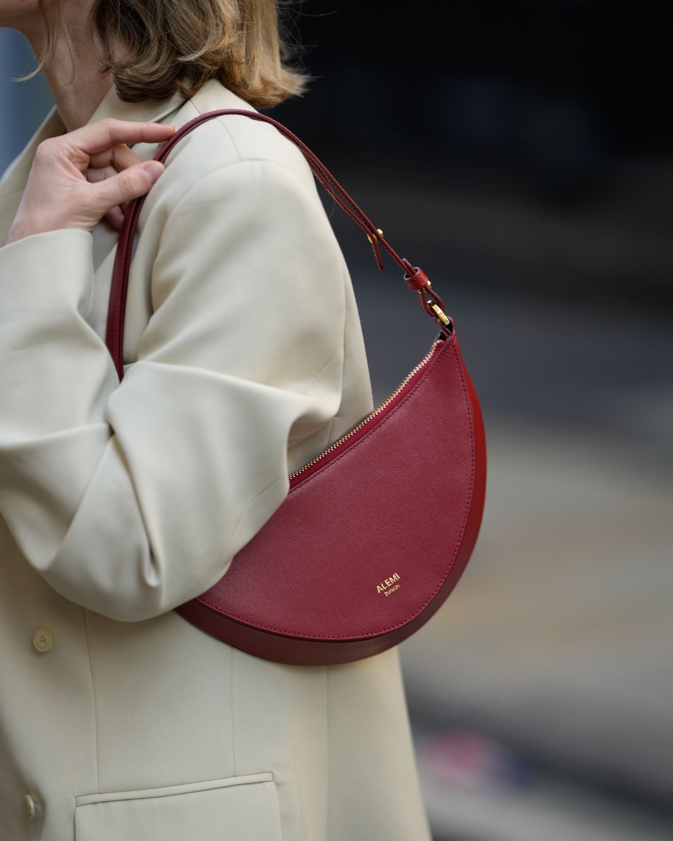 ALEMI Zurich | HELVETIA | Small Bag | Red | Saffiano Leather | Model carrying bag on shoulder