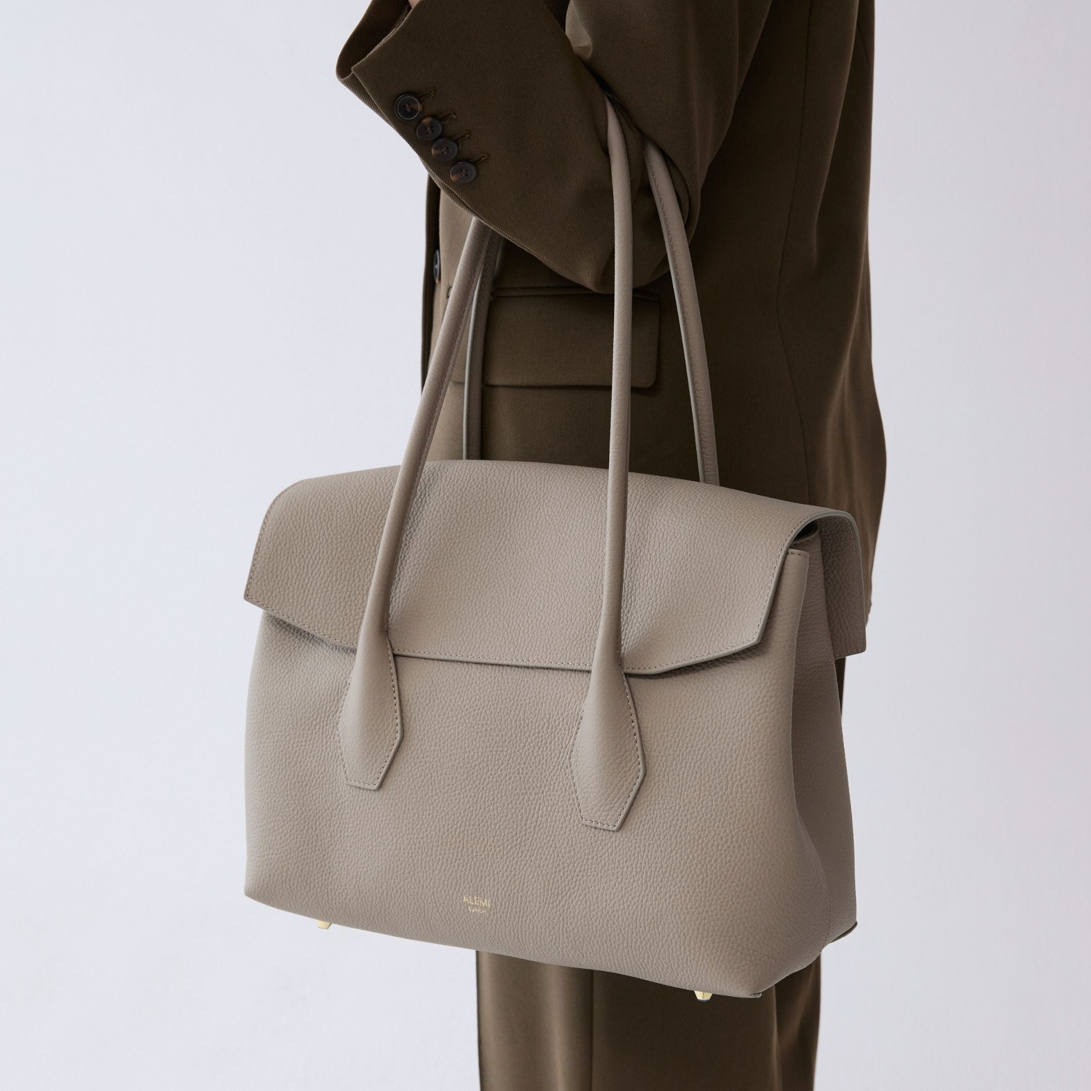 IDA in Beige - Versatile Leather Shopper for Women | ALEMI Zurich