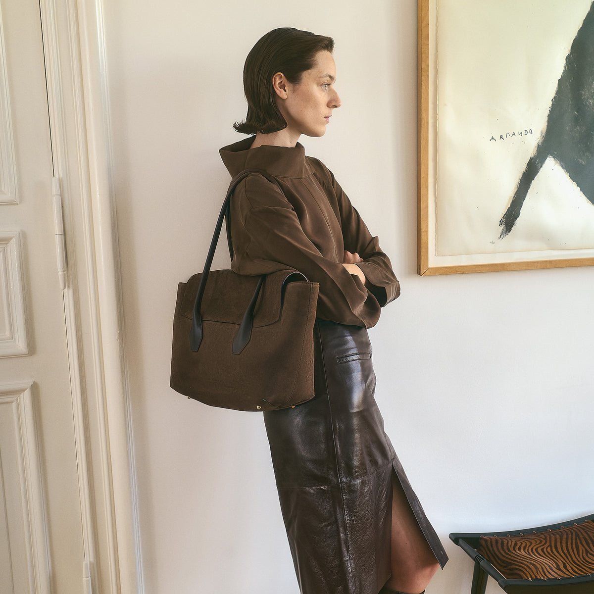 ALEMI Zurich | IDA | Laptop Bag | Dark Brown | Suede Leather | Model carrying bag on shoulder side view