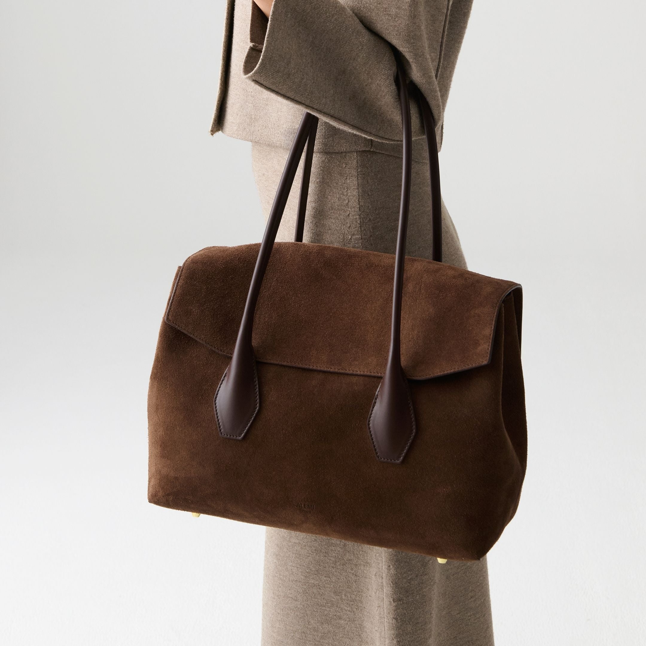 ALEMI Zurich | IDA | Laptop Bag | Dark Brown | Suede Leather |On Person