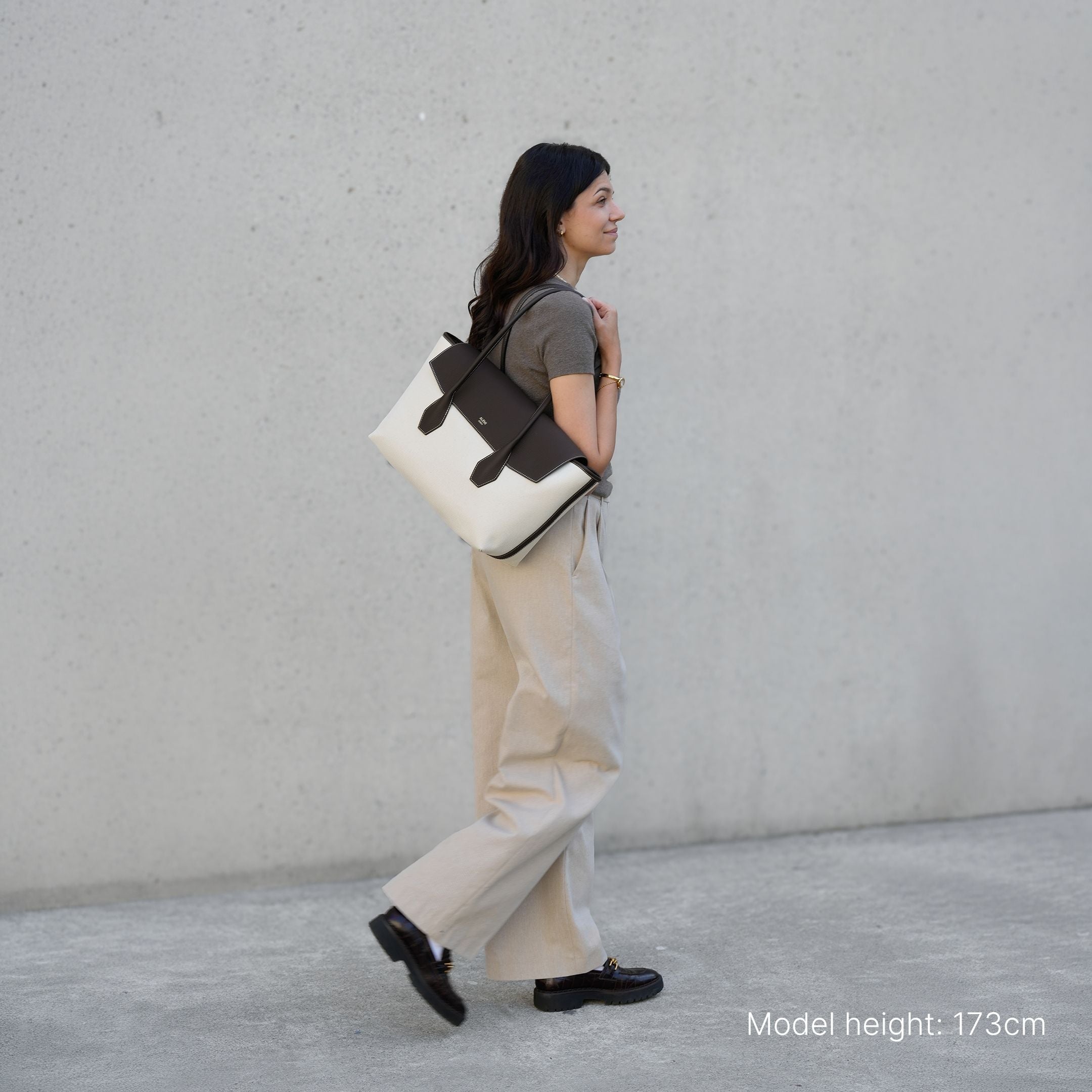 ALEMI Zurich | IDA | Laptop Bag | Beige Dark-Brown | Canvas | On model