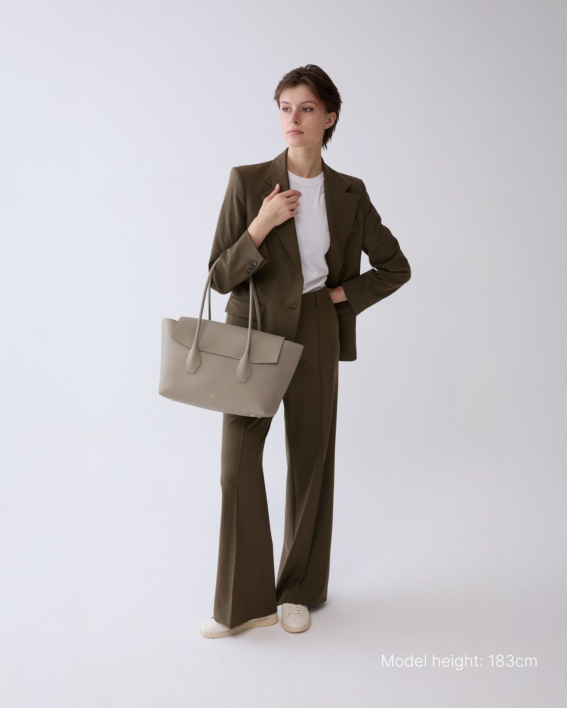 ALEMI Zurich | IDA | Laptop Bag | Beige|  Soft Grain Leather | Bag on model