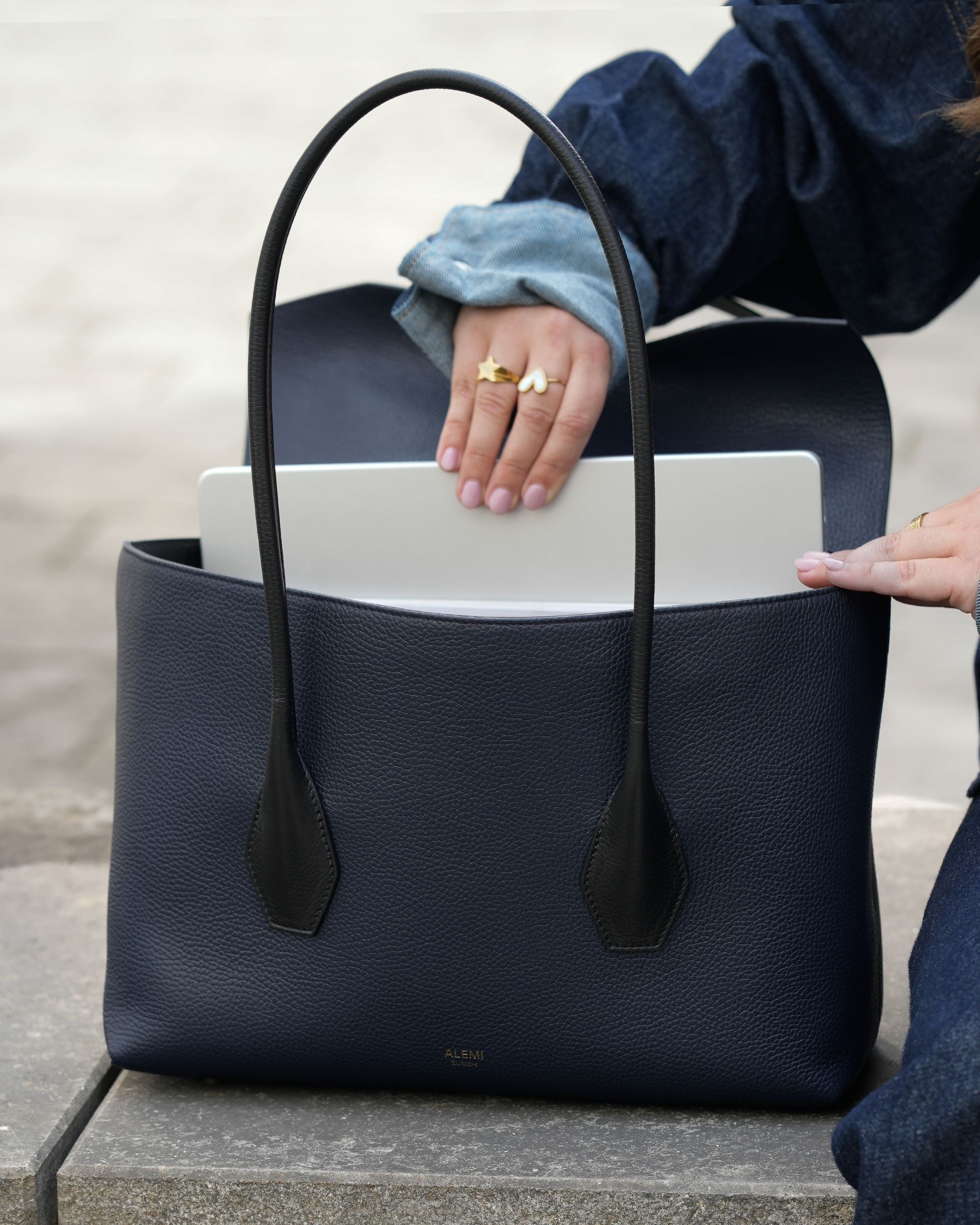 ALEMI Zurich | IDA | Laptop Bag |  Black-Navy | Soft Grain Leather | Bag with laptop