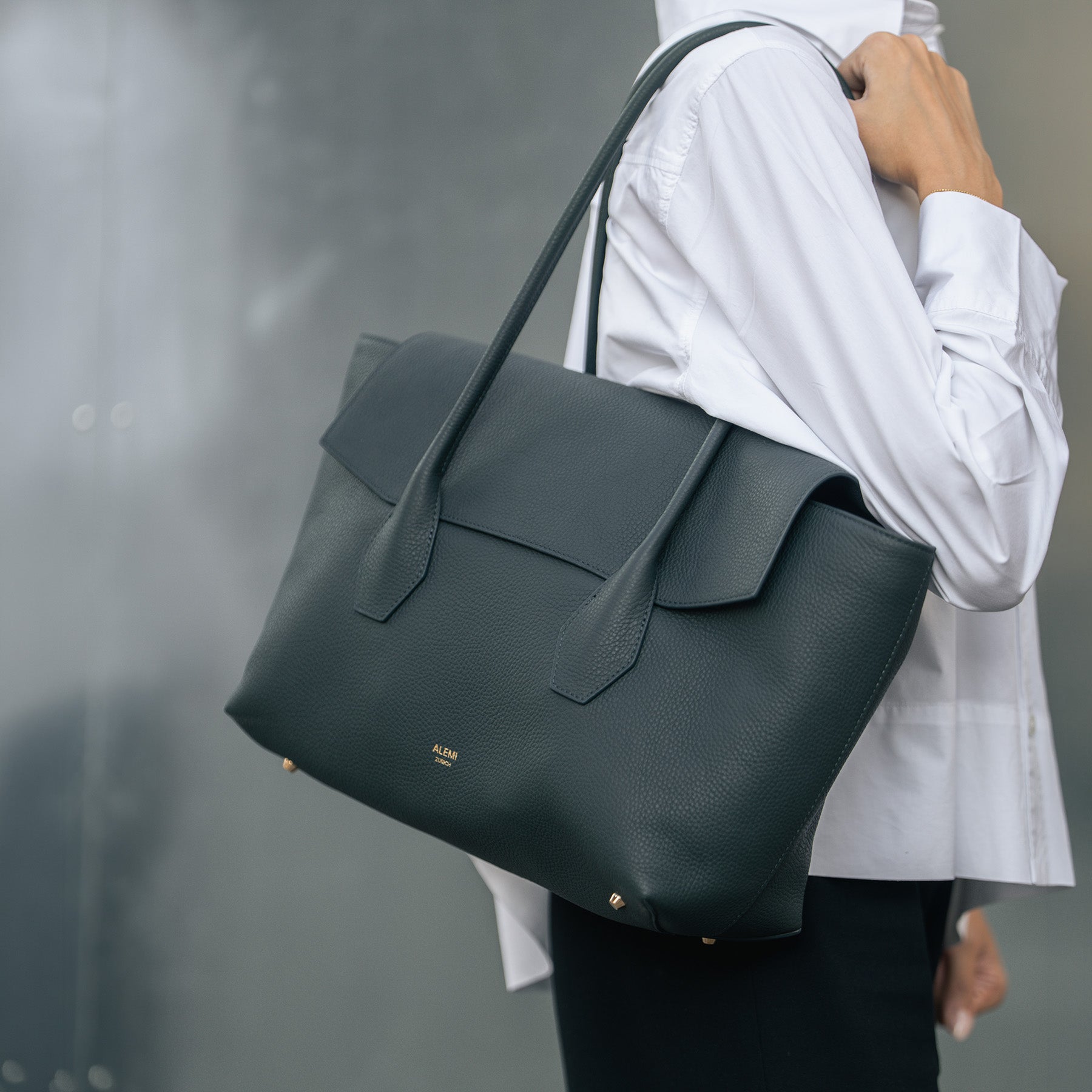 ALEMI Zurich | IDA | Laptop Bag | Deep Teal (Limited Edition) | Soft Grain Leather | Worn on shoulder