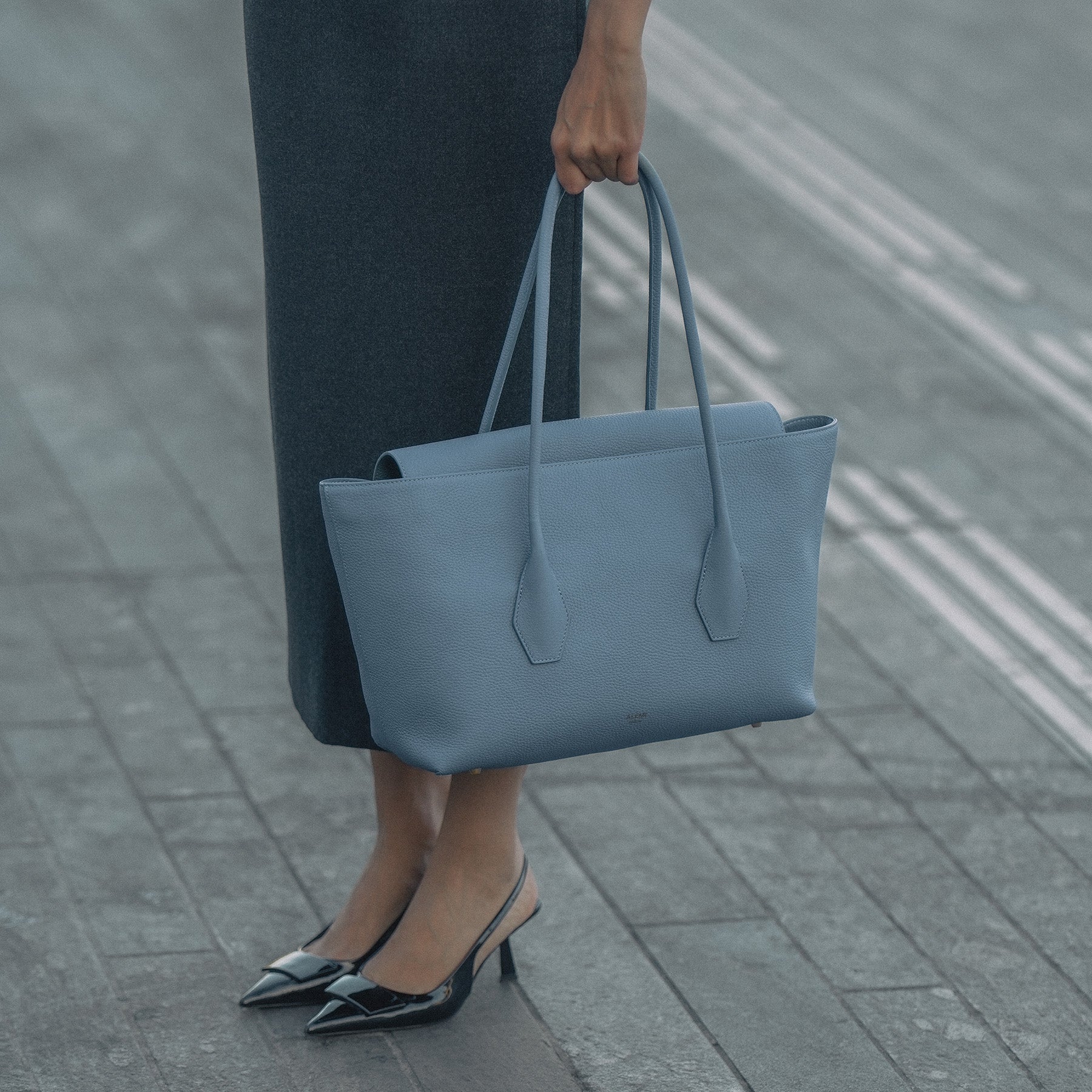 ALEMI Zurich | IDA | Laptop Bag | Ice Blue | Softgrain Leather | Bag on Person 