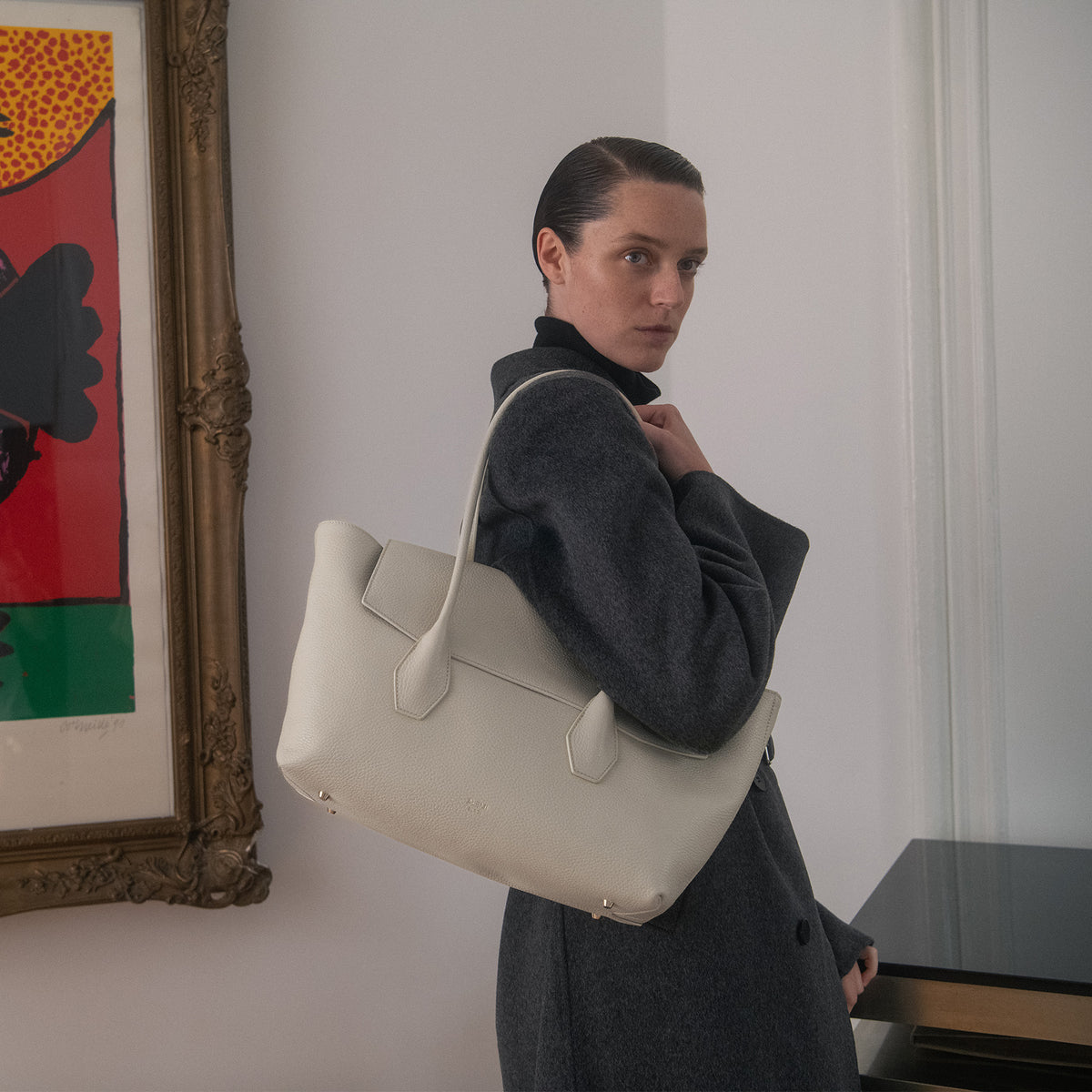 ALEMI Zurich | IDA | Laptop Bag | Sandstone | Soft Grain Leather | Model carrying bag on shoulder