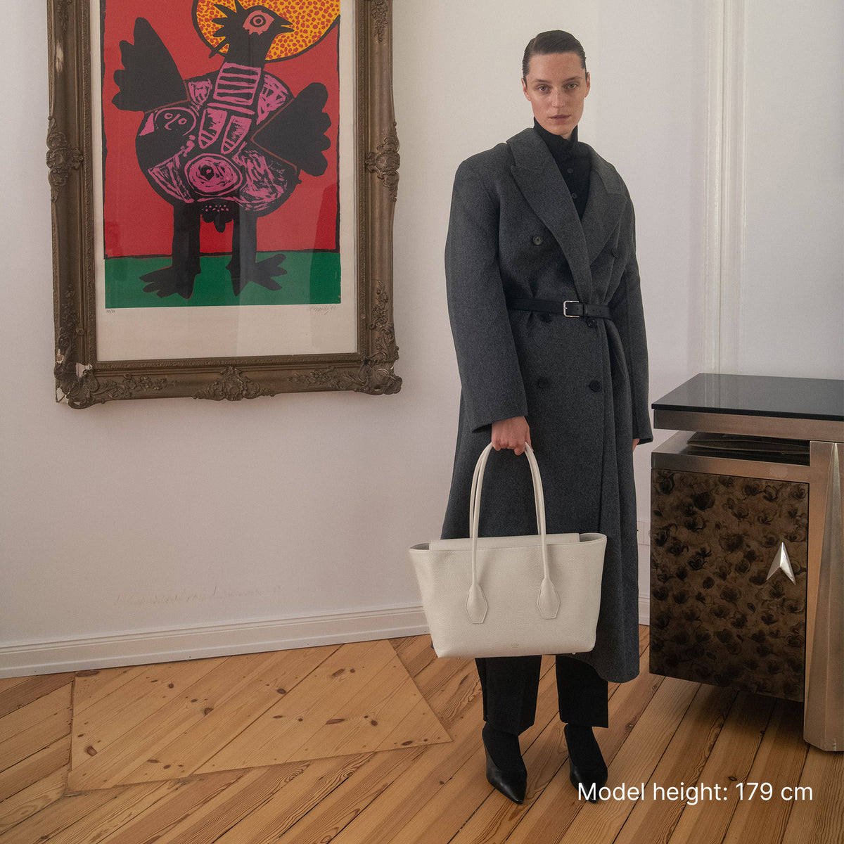 ALEMI Zurich | IDA | Laptop Bag | Sandstone | Soft Grain Leather | Model carrying bag by handle full length