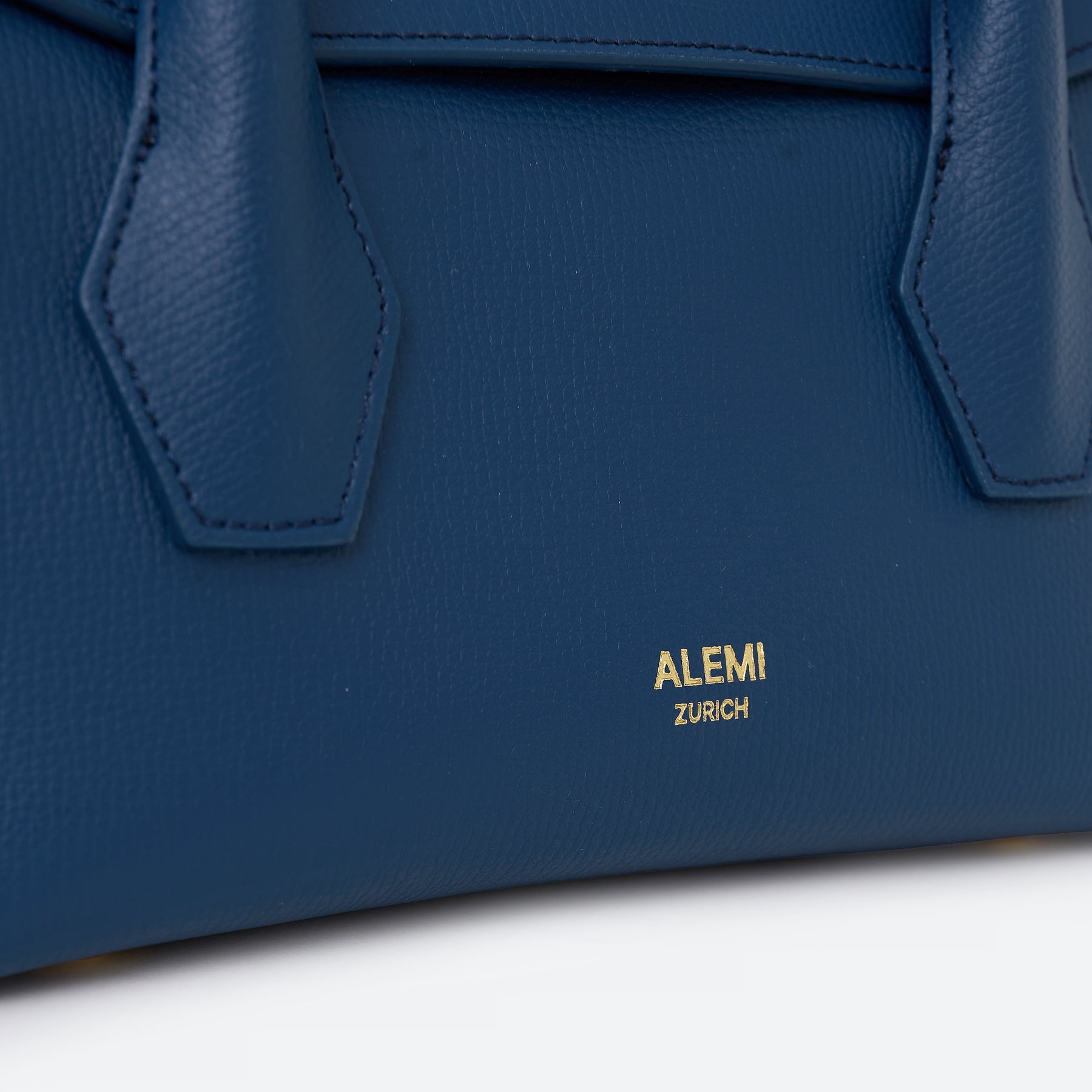 ALEMI Zurich | IDA SMALL | Small Bag | Jeans Blue | Pebbled Leather | Detail 