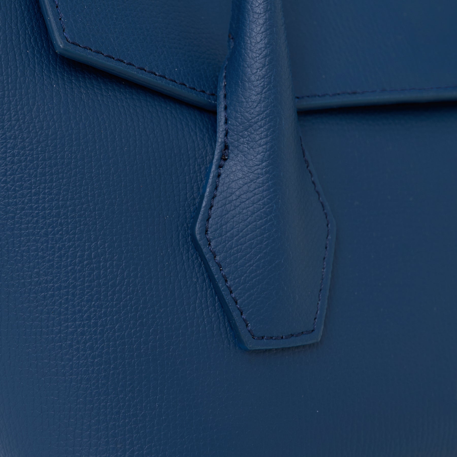 ALEMI Zurich | IDA SMALL | Small Bag | Jeans Blue | Pebbled Leather | Detail 