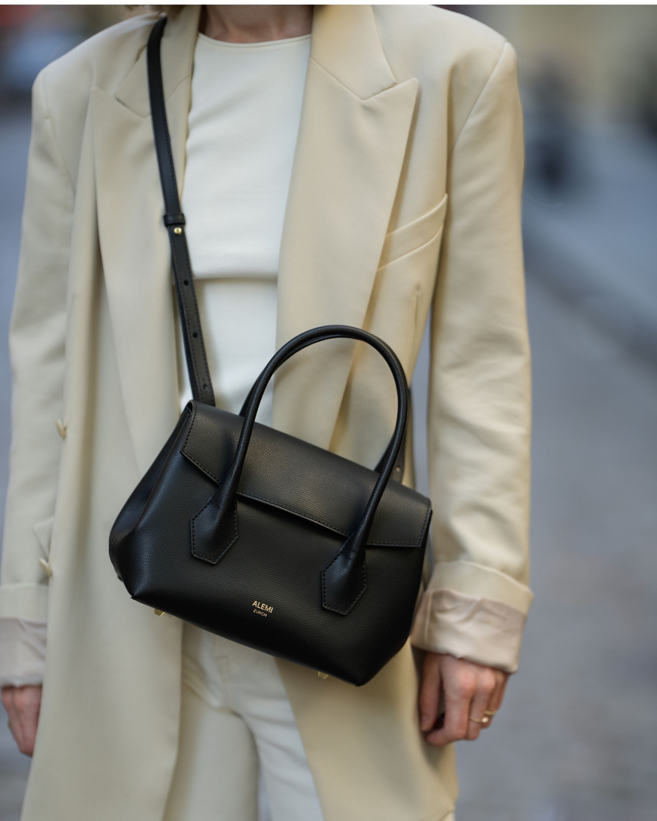 ALEMI Zurich | IDA SMALL | Small Bag | Black | Pebbled Leather | Model carrying bag cross body