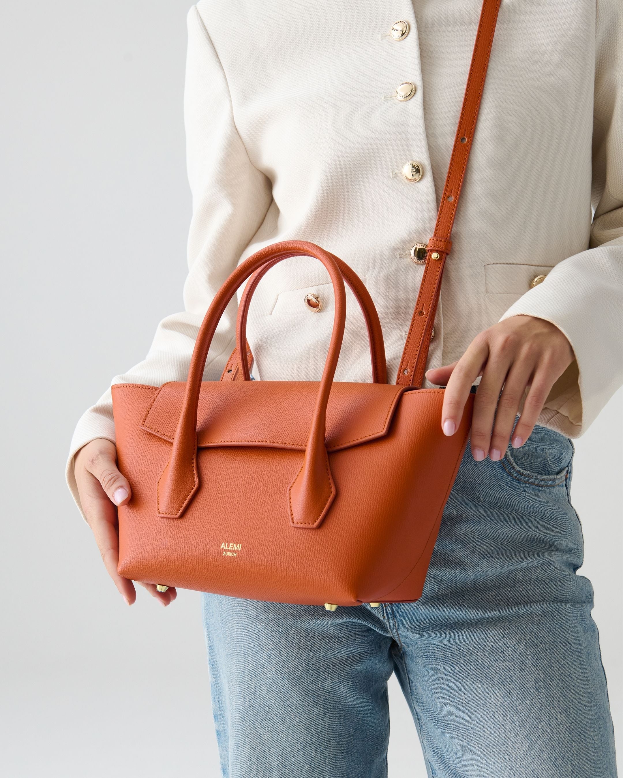 ALEMI Zurich | IDA SMALL | Small Bag | Deep Orange | Pebbled Leather | Model carrying bag cross body