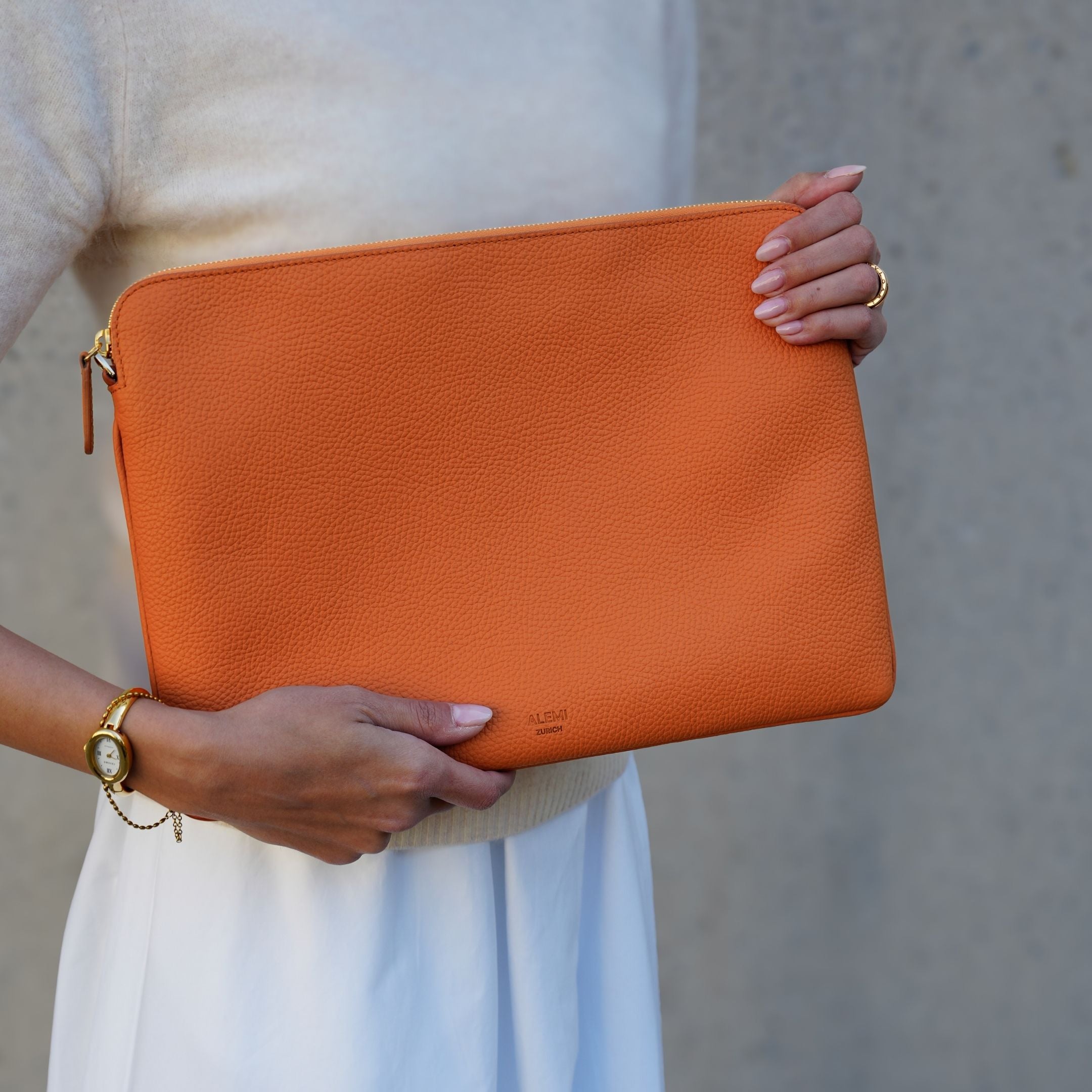 ALEMI Zurich | LAPTOP CASE | Accessoires | Burnt Orange | Soft Grain Leather | On Model