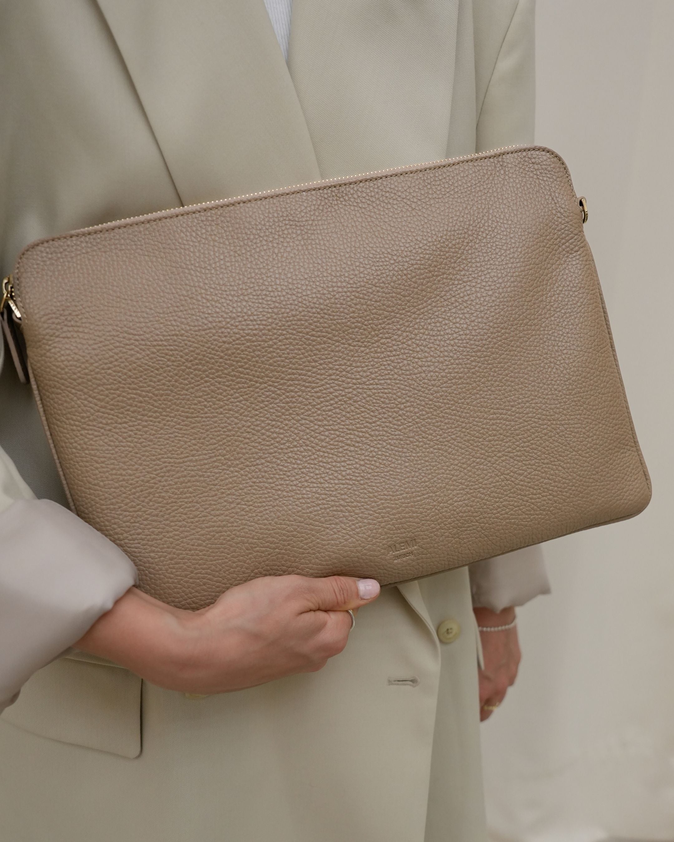 ALEMI Zurich | LAPTOP CASE | Accessoires | Greige | Soft Grain Leather | Model carrying laptop case