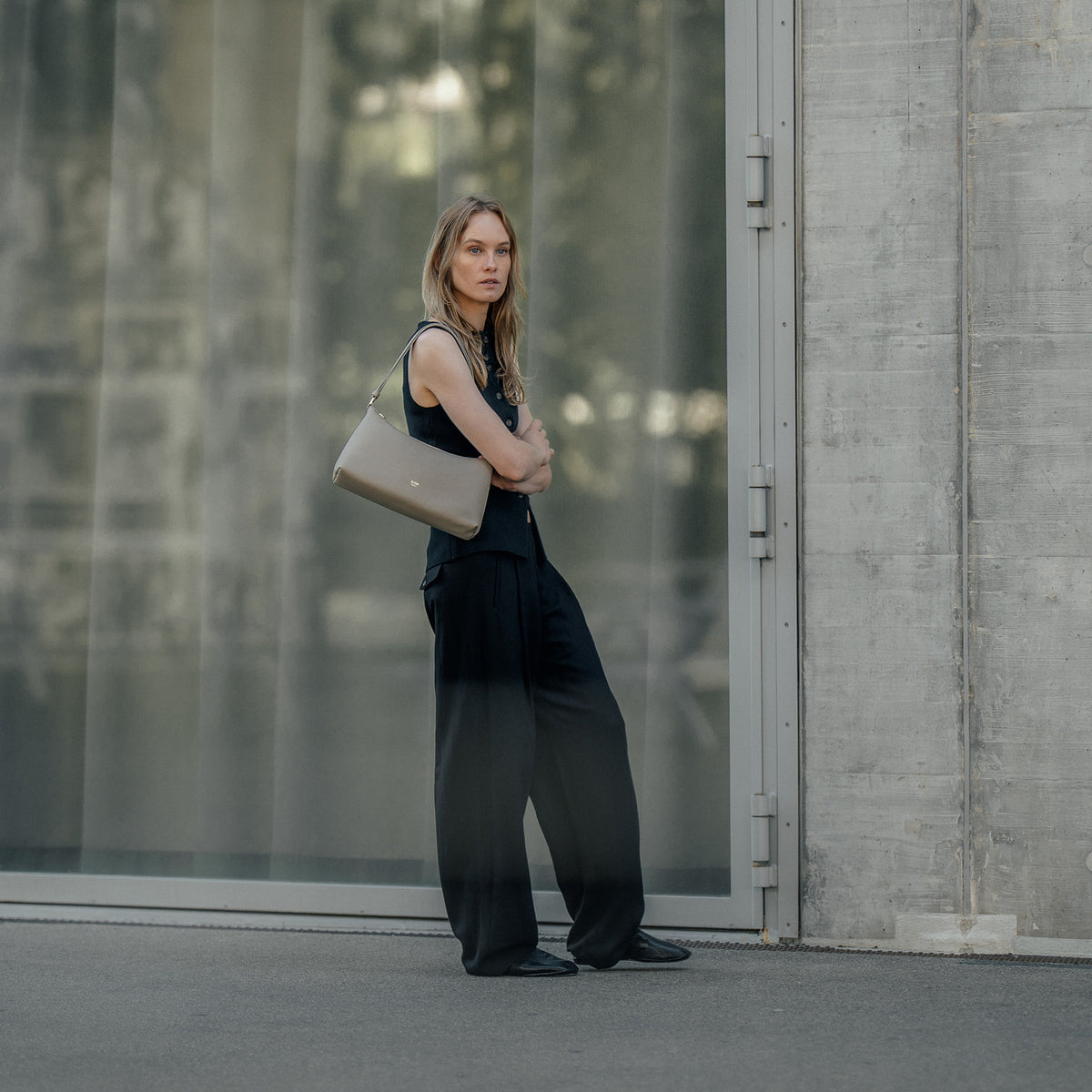 ALEMI Zurich | LETTEN SMALL | Beige | Soft Grain Leather | Model carrying bag on shoulder