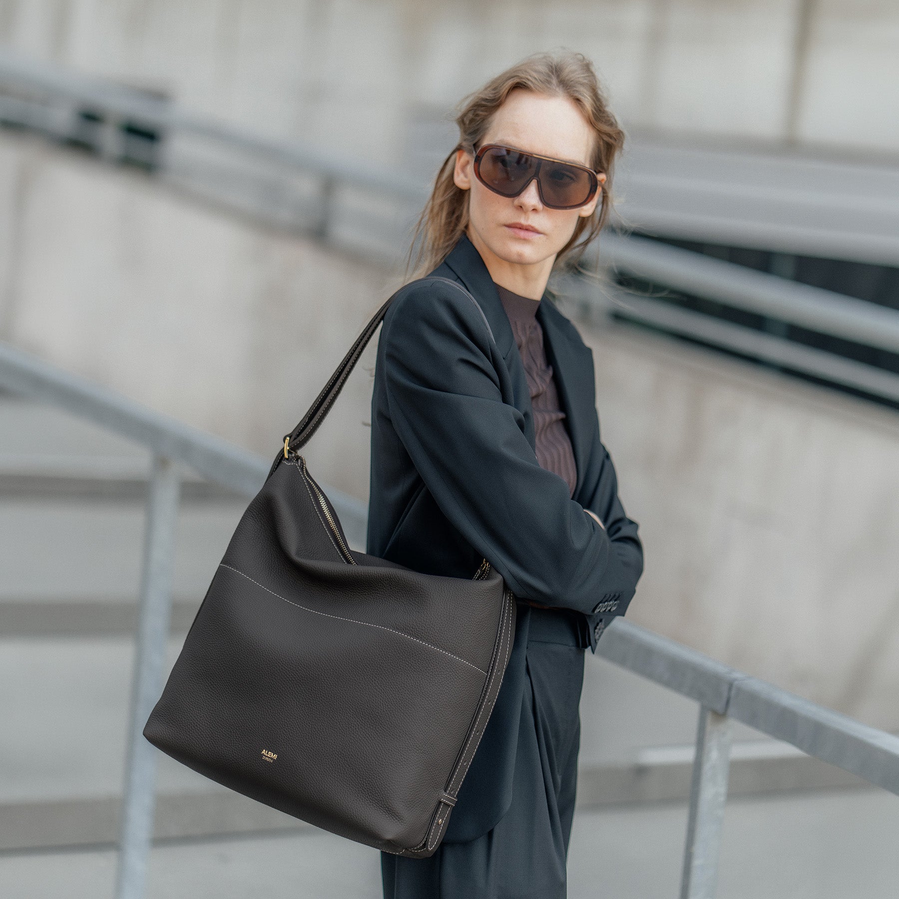 ALEMI Zurich | LETTEN | Laptop Bag | Dark Brown | Soft Grain Leather | Model carrying bag on shoulder close up