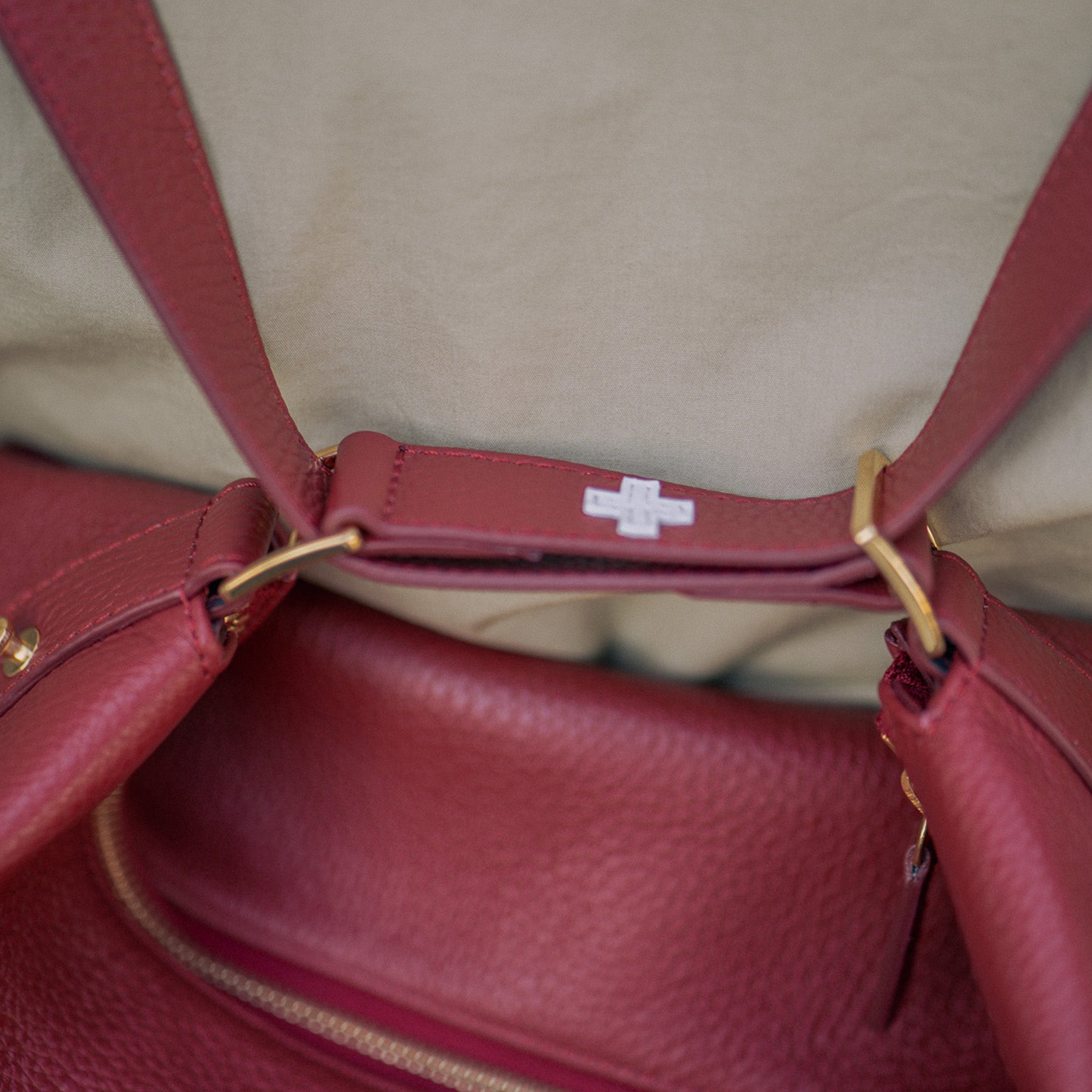 ALEMI Zurich | LETTEN | Laptop Bag | Red | Soft Grain Leather | Strap detail with Swiss cross