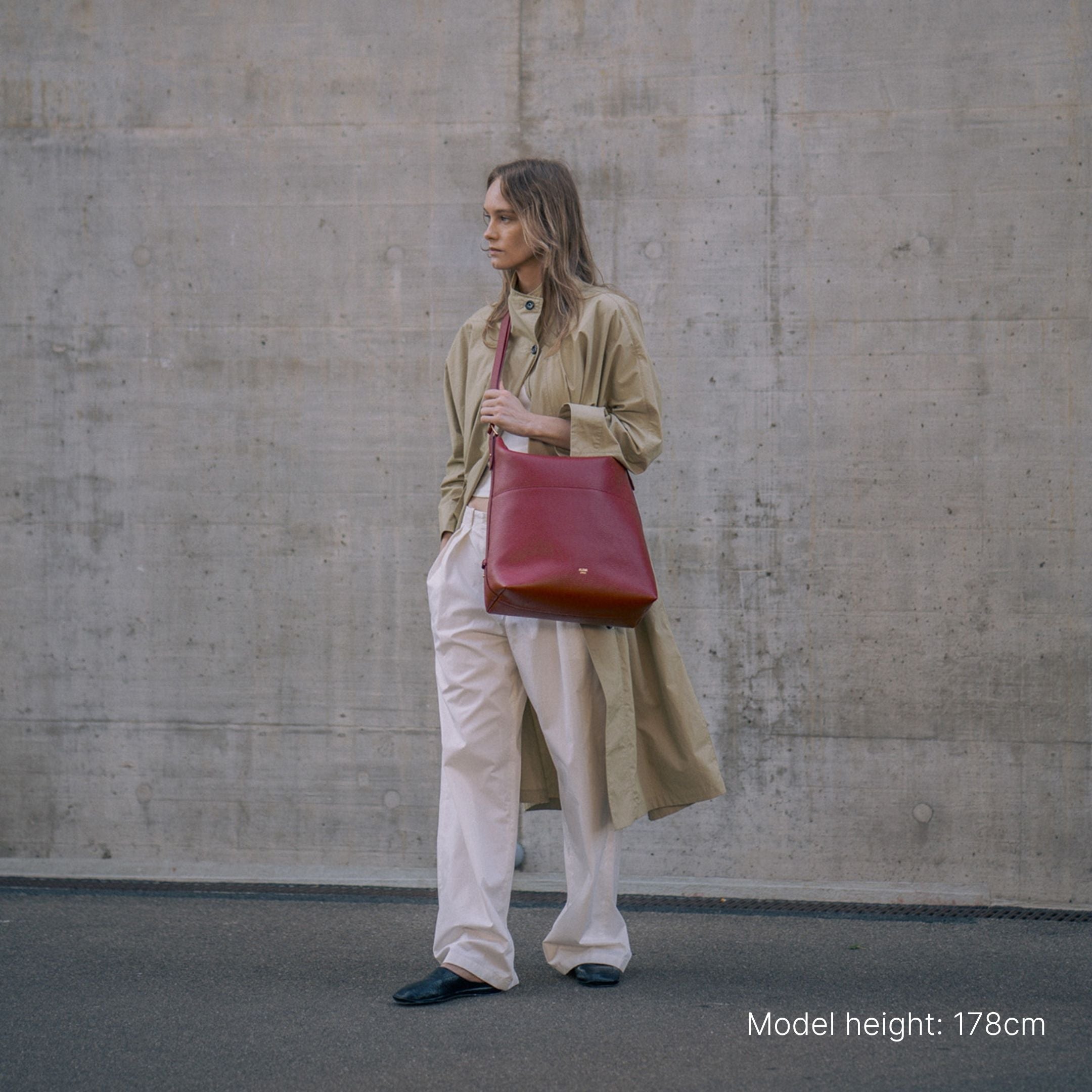 ALEMI Zurich | LETTEN | Laptop Bag | Red | Soft Grain Leather | Bag on model