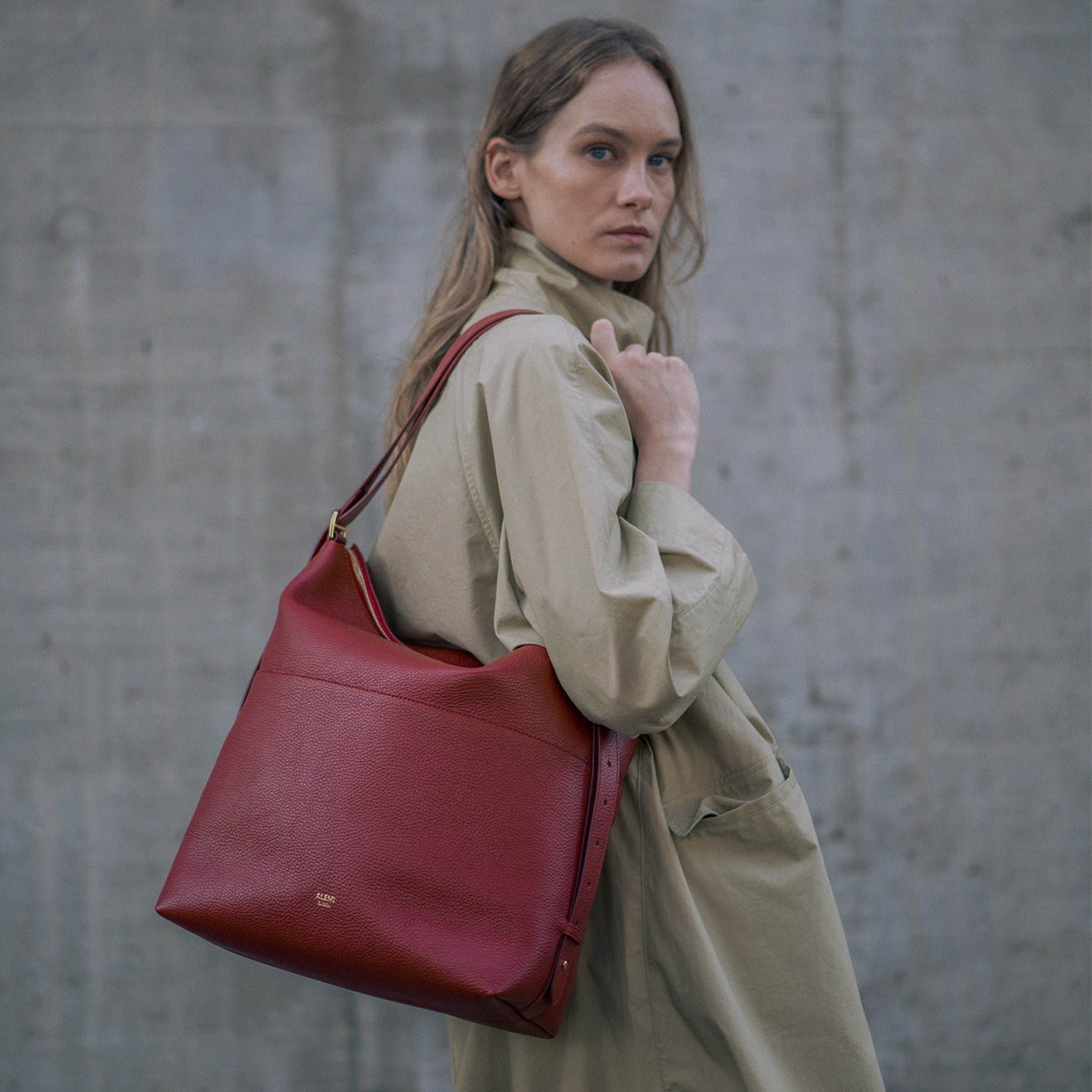 ALEMI Zurich | LETTEN | Laptop Bag | Red | Soft Grain Leather | Bag on shoulder
