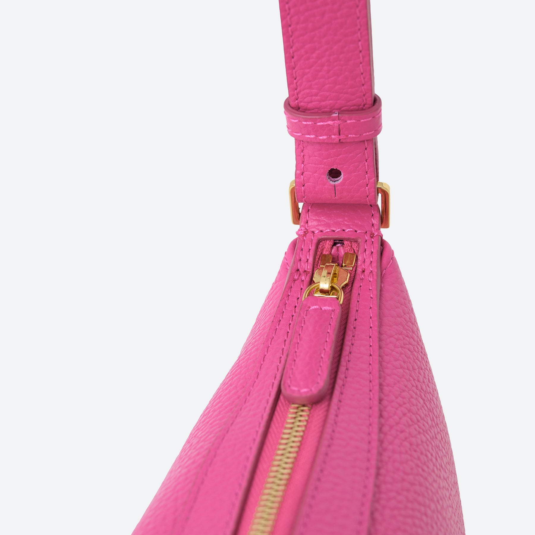 ALEMI Zurich | LETTEN SMALL | Small Bag | Fuchsia | Soft Grain Leather | Bag detail zipper