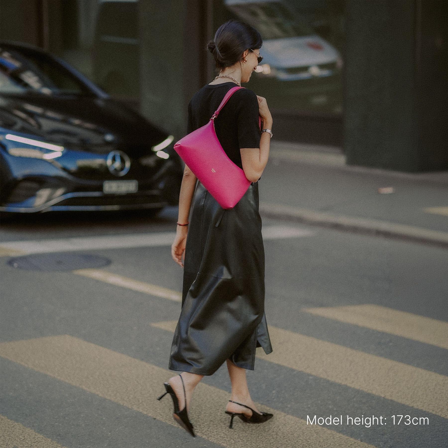 ALEMI Zurich | LETTEN SMALL | Small Bag | Fuchsia | Soft Grain Leather | Bag on model fullbody