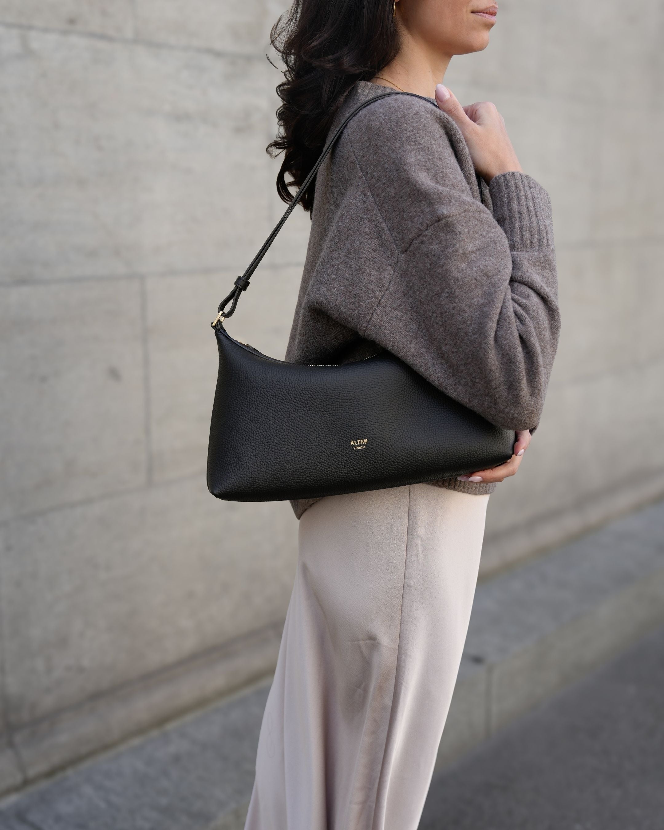 ALEMI Zurich | LETTEN SMALL | Small Bag | Black I Soft Grain Leather | Bag on shoulder