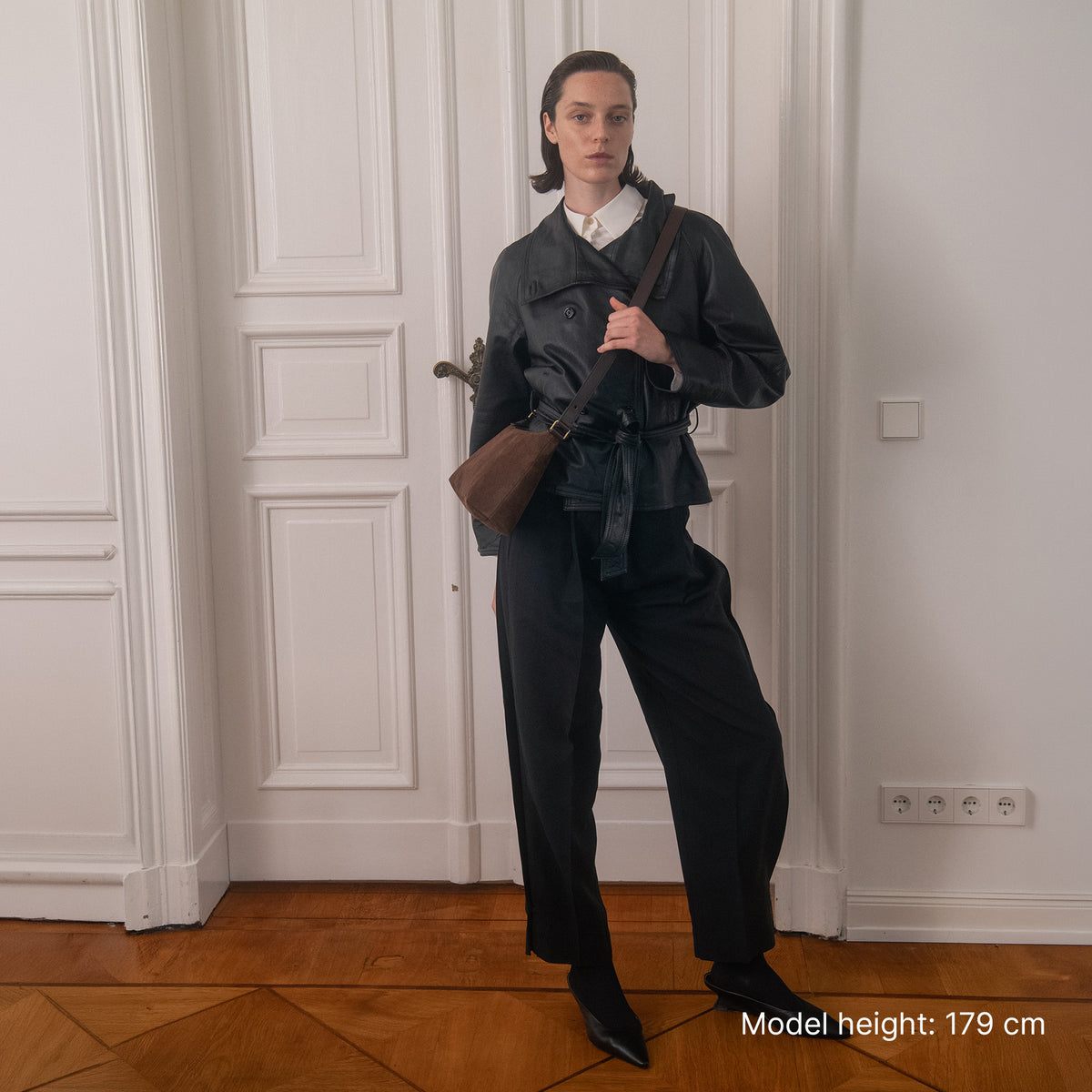 ALEMI Zurich | LETTEN SMALL | Small Bag | Dark Brown | Suede Leather | Bag on model