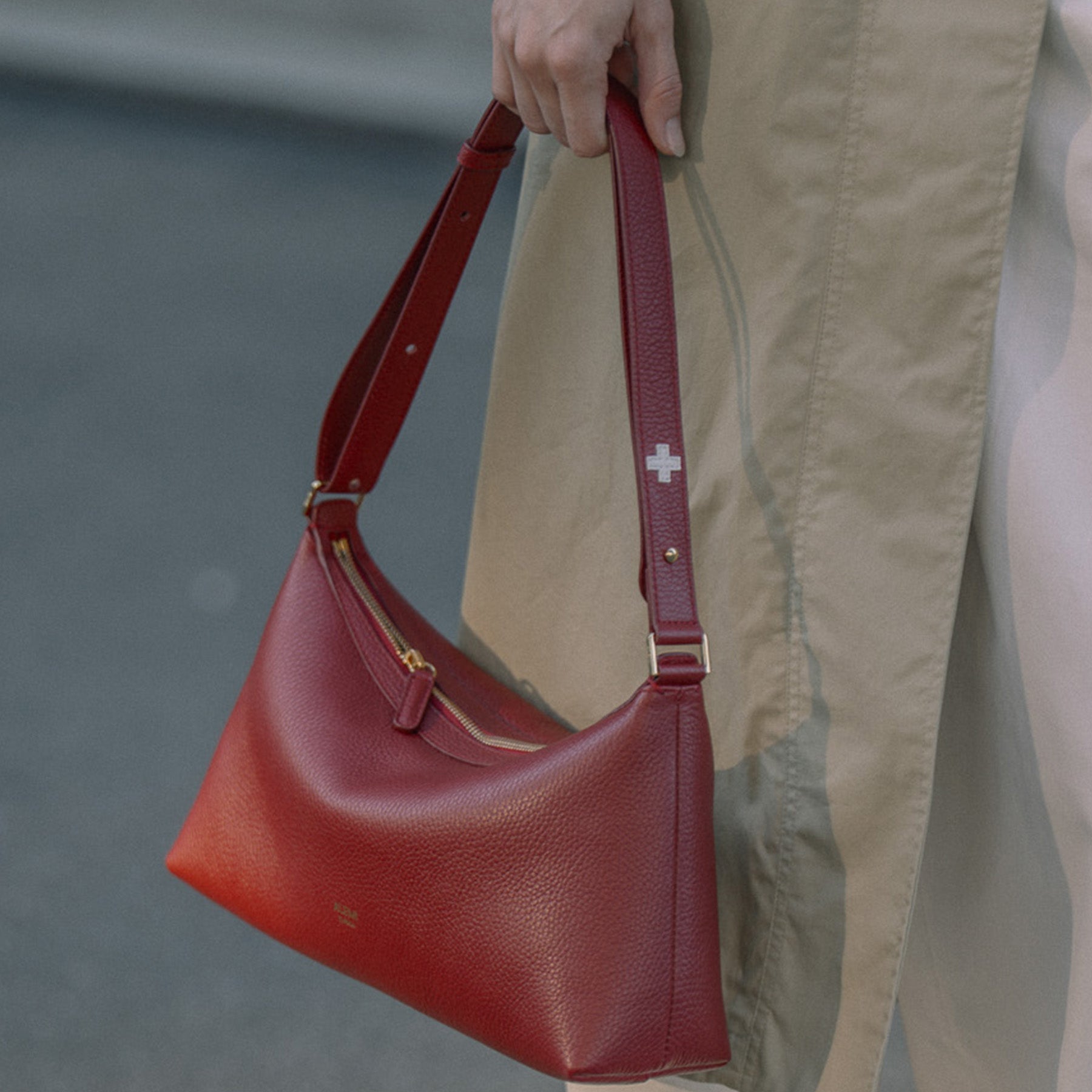 ALEMI Zurich | LETTEN SMALL | Small Bag | Red | Soft Grain Leather | Bag in hand