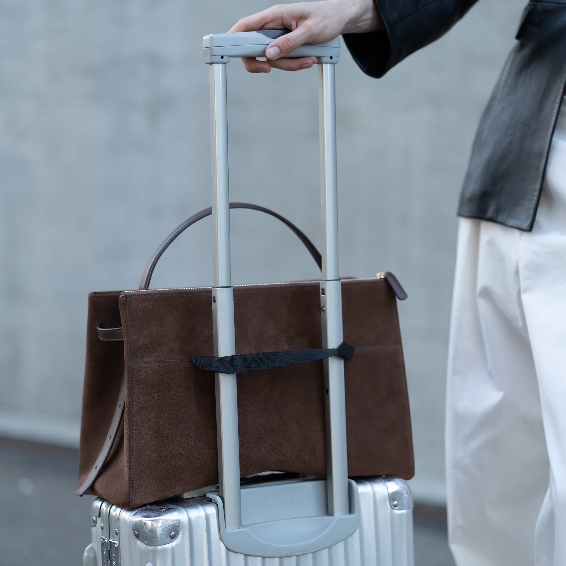 ALEMI Zurich | SEEFELD | Laptop Bag | Dark Brown | Suede Leather | Bag on trolley close up