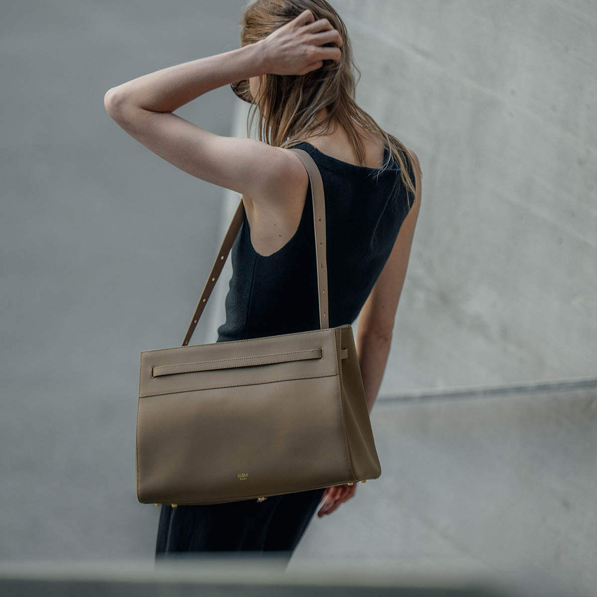 ALEMI SEEFELD bag in greige Italian leather worn on the shoulder with lengthened leather handles