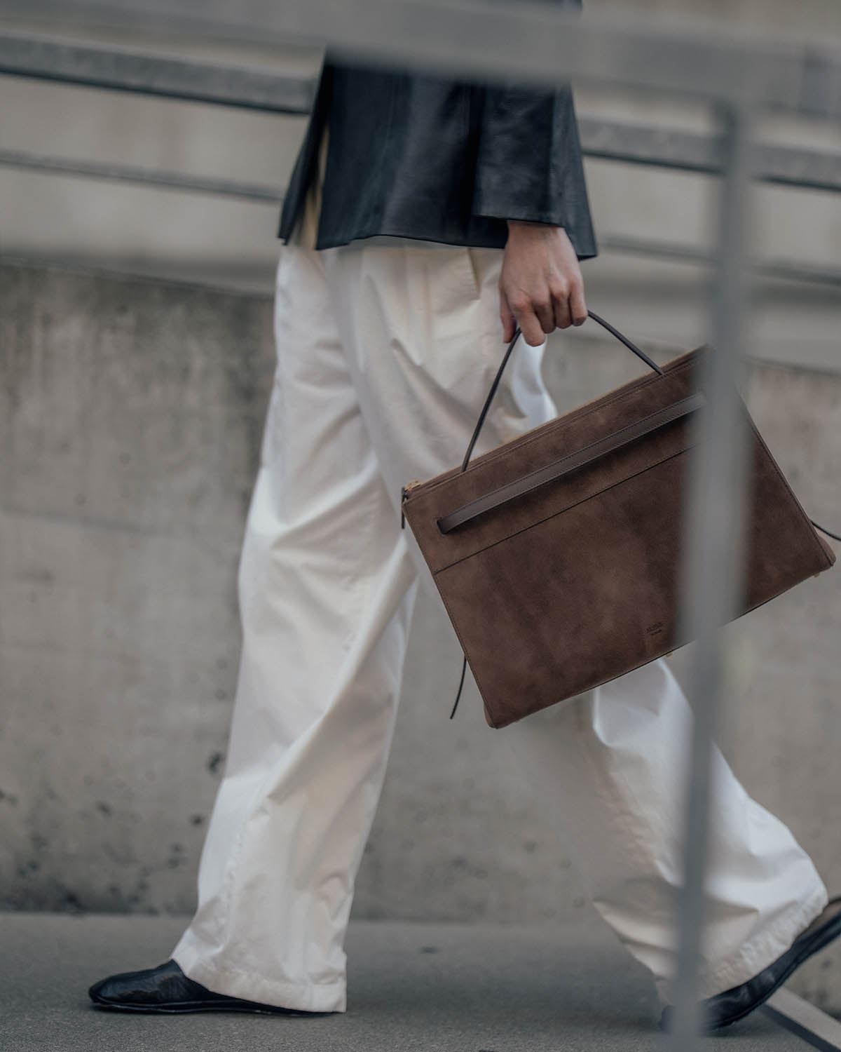 ALEMI SEEFELD bag in dark brown suede carried by hand with shortened handles