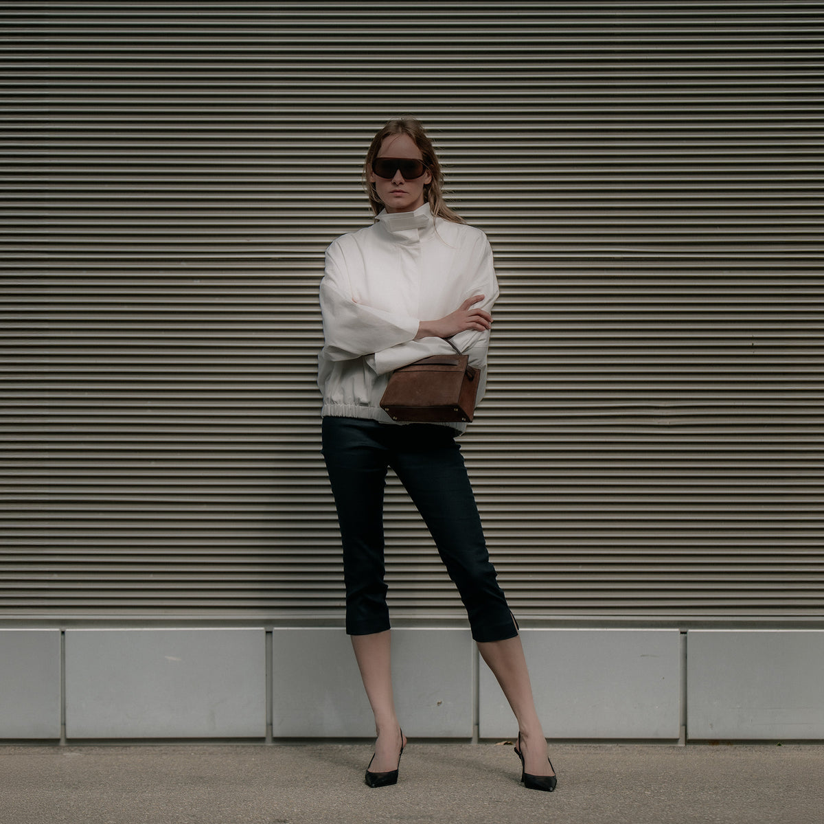 ALEMI Zurich | SEEFELD MINI | Small Bag | Dark Brown | Suede Leather | Model standing with bag