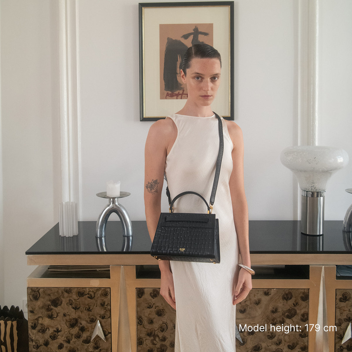 ALEMI Zurich | SEEFELD MINI | Small Bag | Black | Croc-Embossed Leather | Bag on model