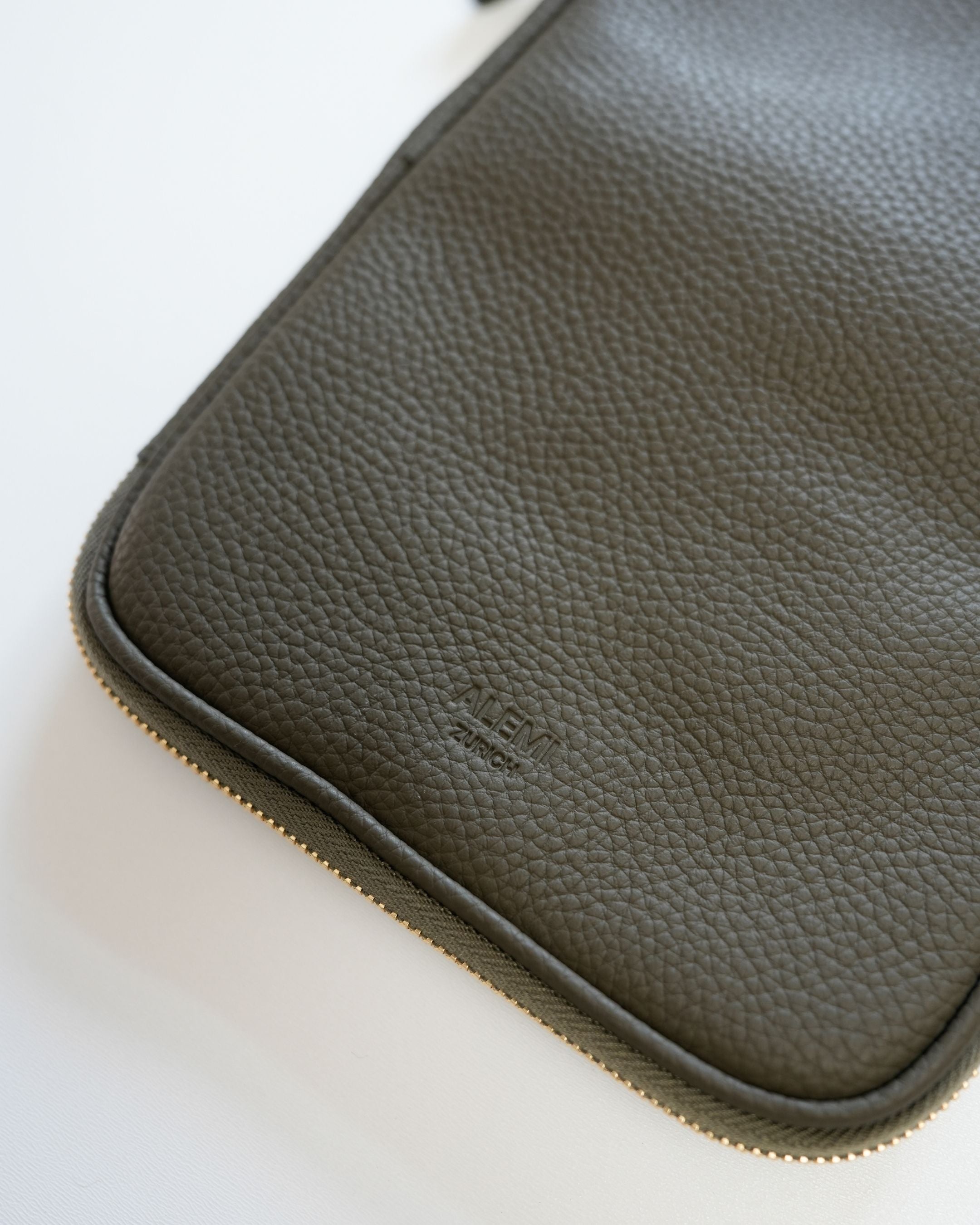 ALEMI Zurich | TECHNOPARK | Accessoires | Olive Green | Soft Grain Leather | Logo detail