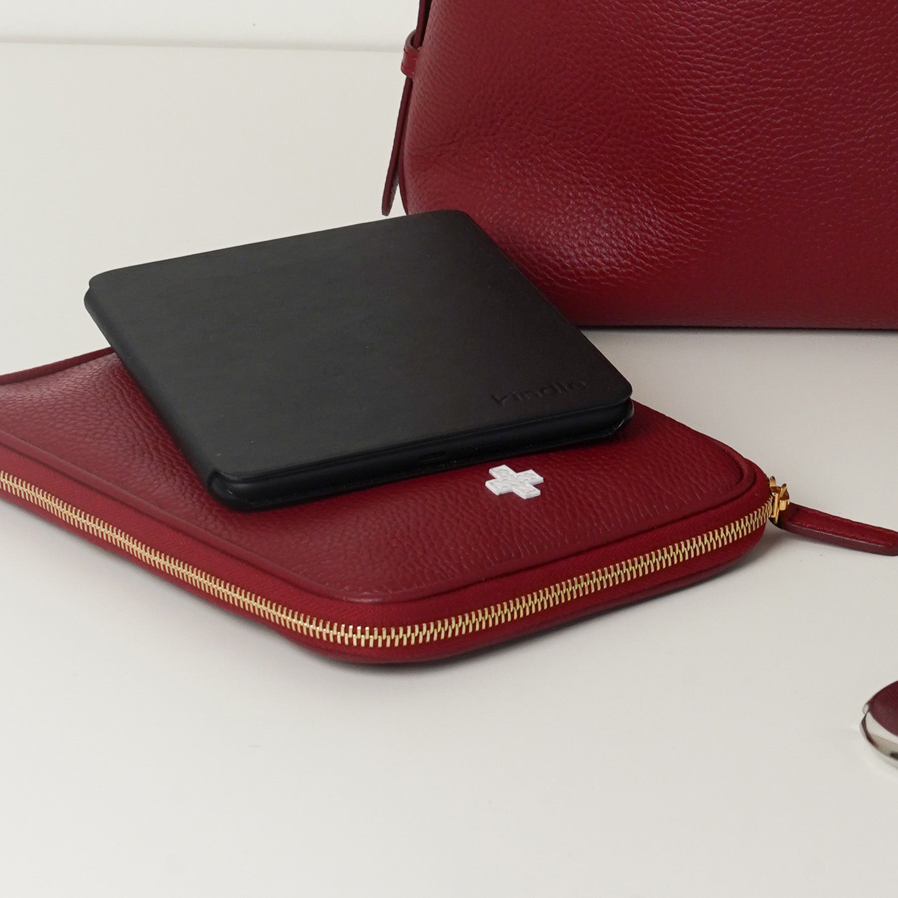 ALEMI Zurich | TECHNOPARK | Accessoires | Red | Soft Grain Leather | Front with e-reader
