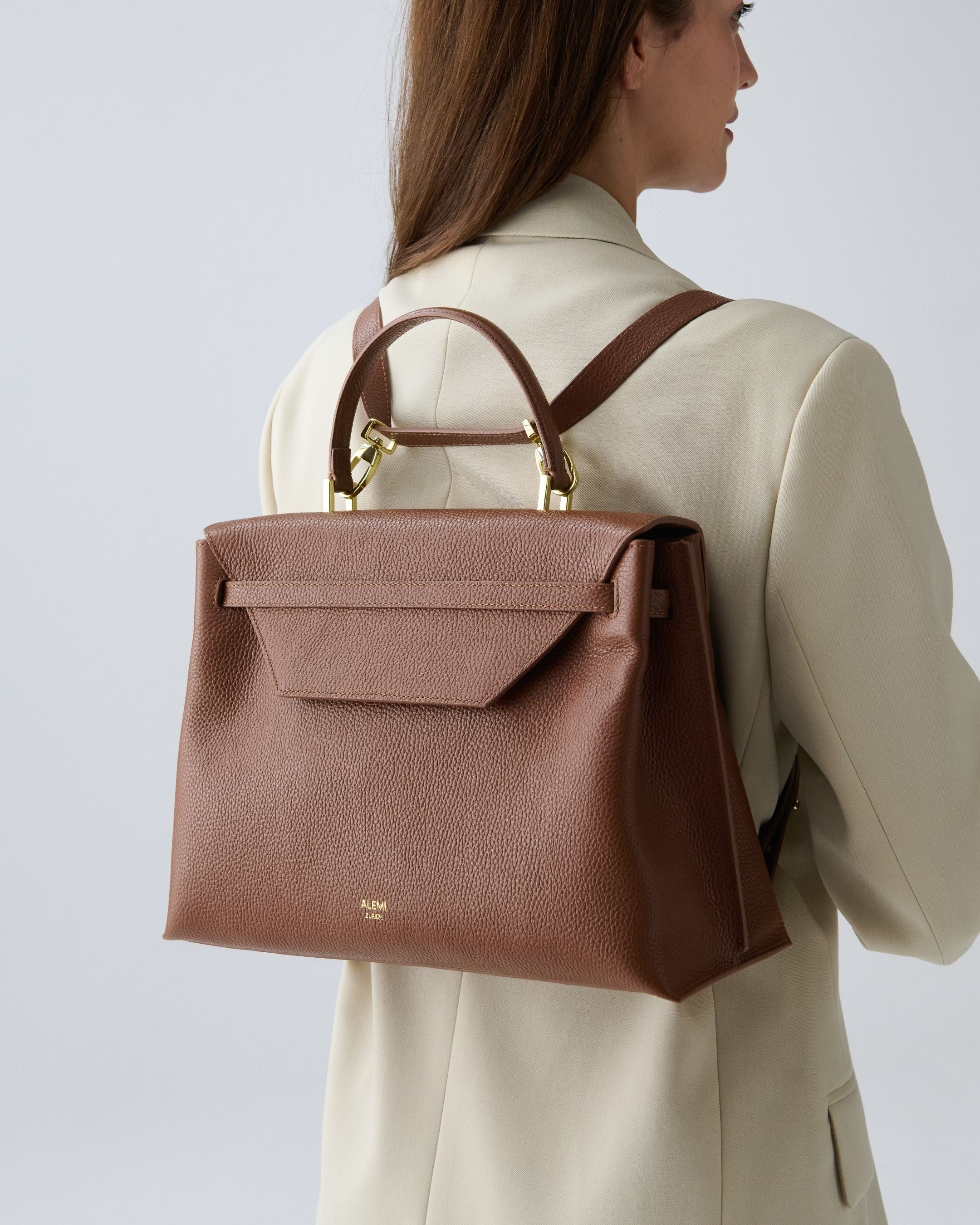 ALEMI Zurich | VIADUKT DAY | Laptop Bag | Cognac | Soft Grain Leather | Model carrying bag as backpack
