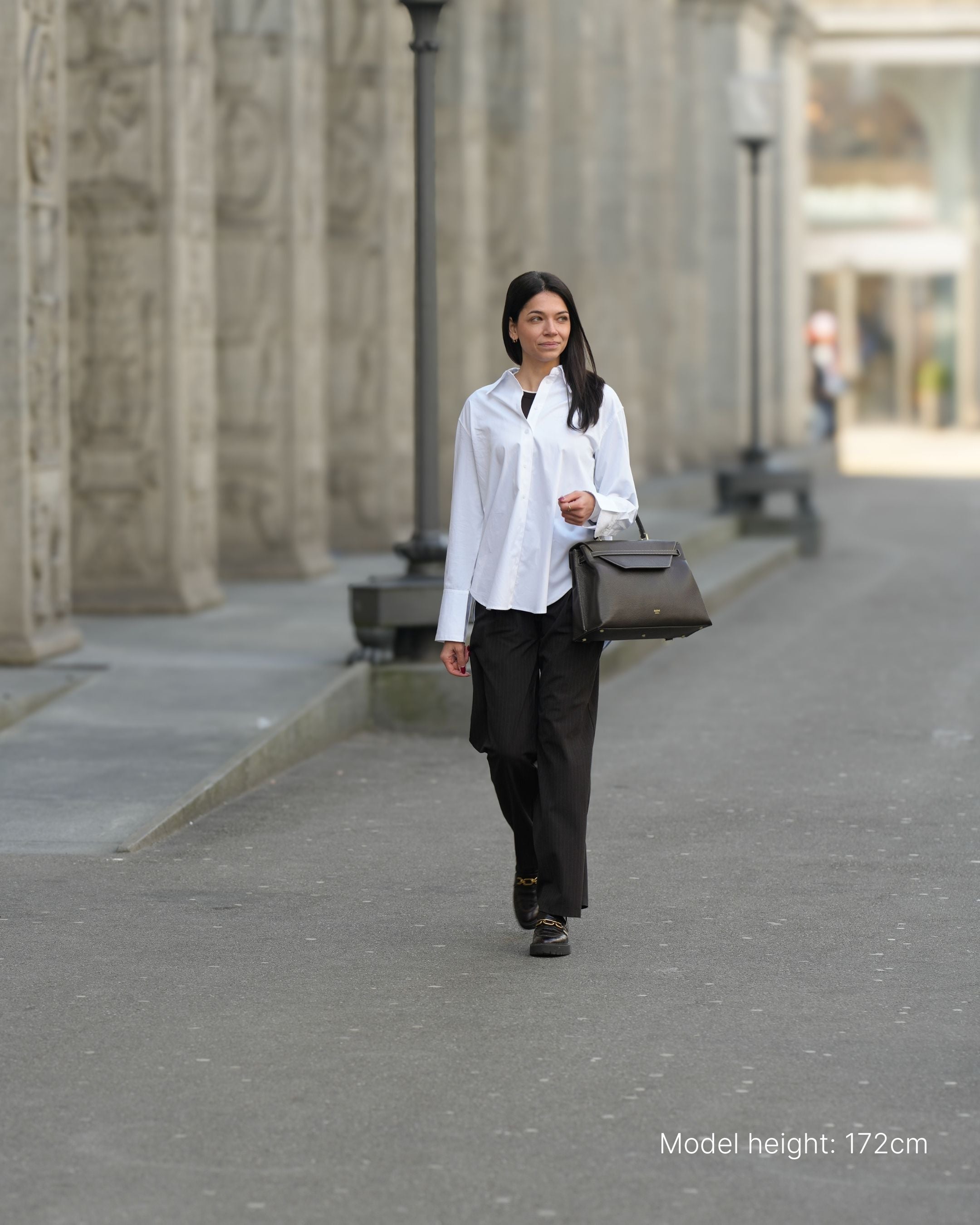 ALEMI Zurich | VIADUKT DAY | Laptop Bag | Dark Brown | Soft Grain Leather | Bag on model