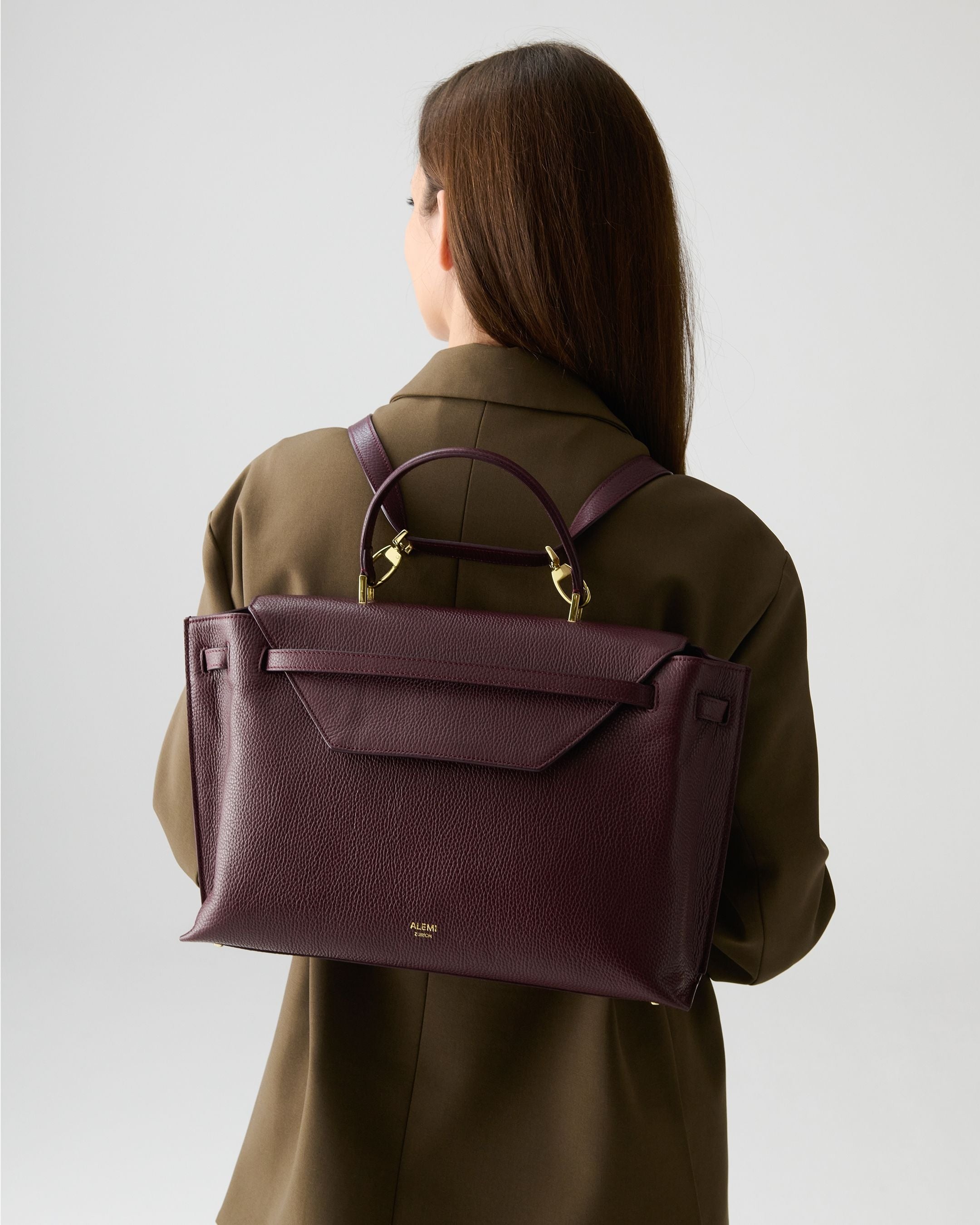 ALEMI Zurich | VIADUKT DAY | Laptop Bag | Maroon Red | Soft Grain Leather | Model carrying bag as backpack